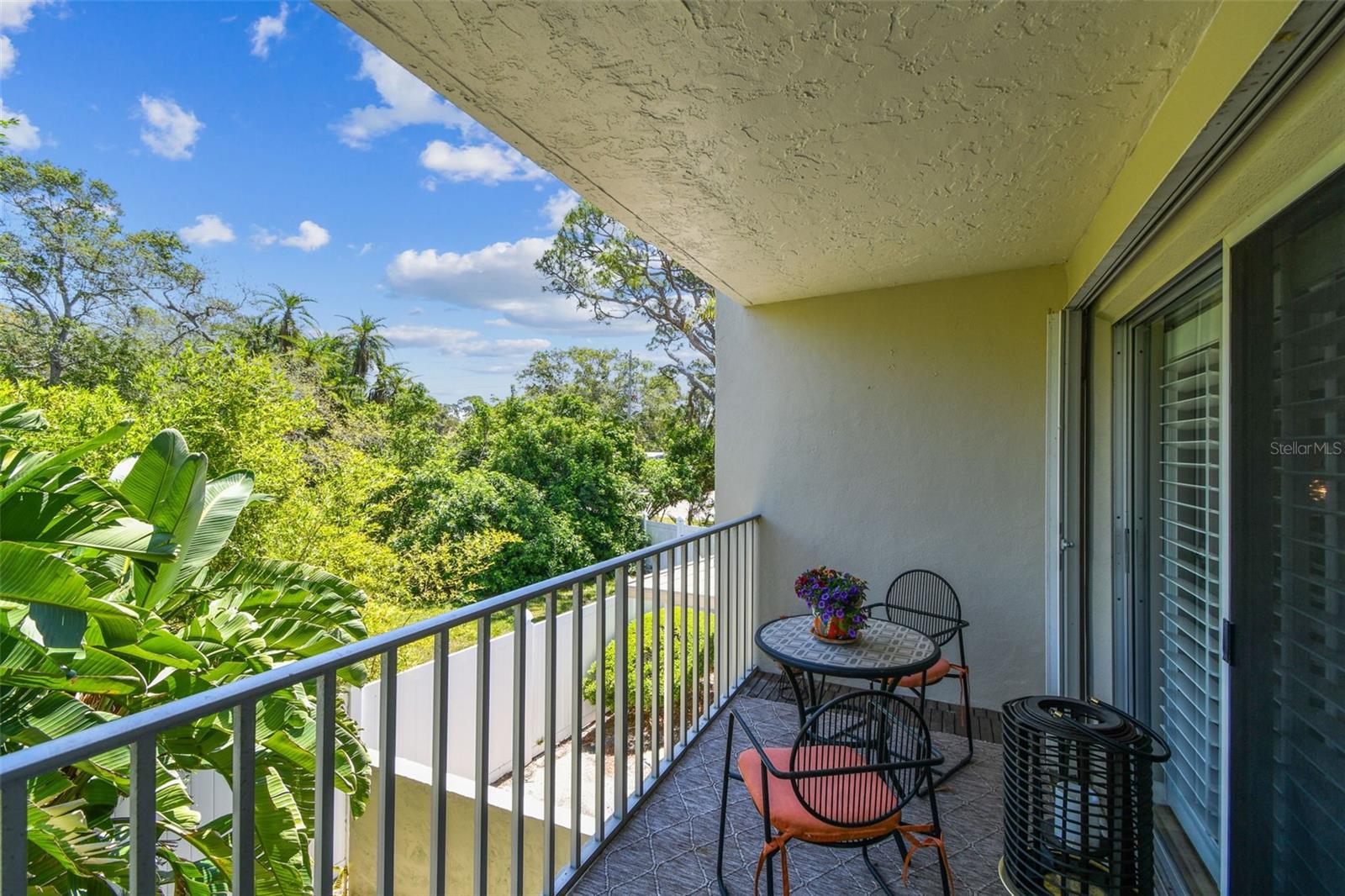 Image 42 of 69 For 938 Virginia Street 208