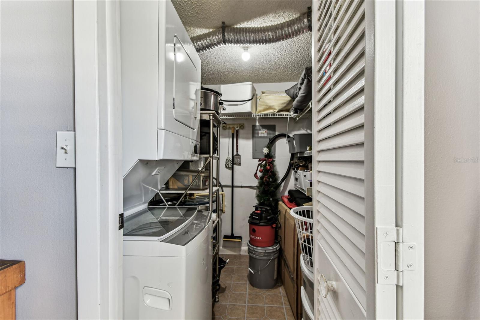 Image 45 of 69 For 938 Virginia Street 208