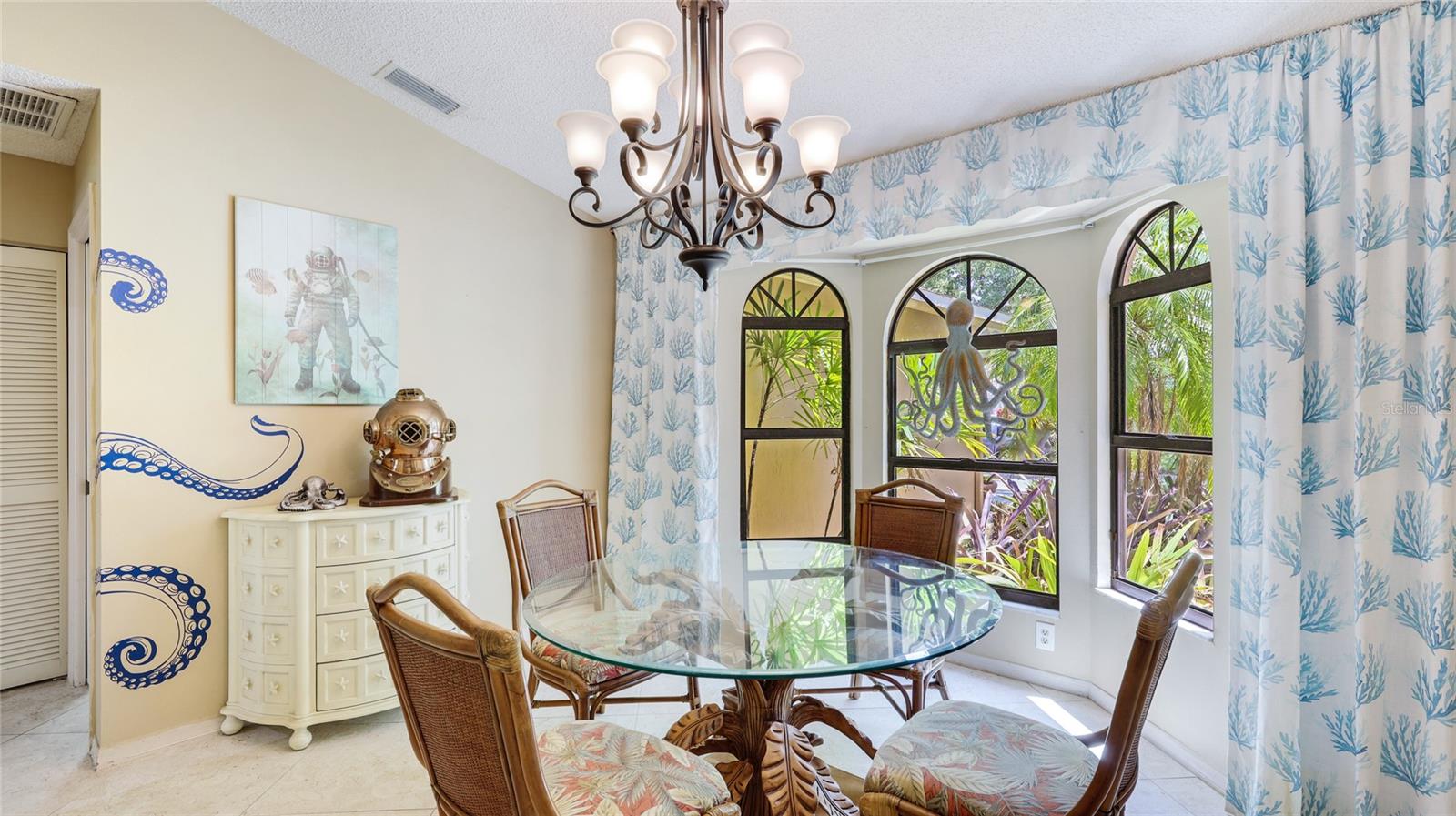 Image 6 of 33 For 6148 Bonaventure Court