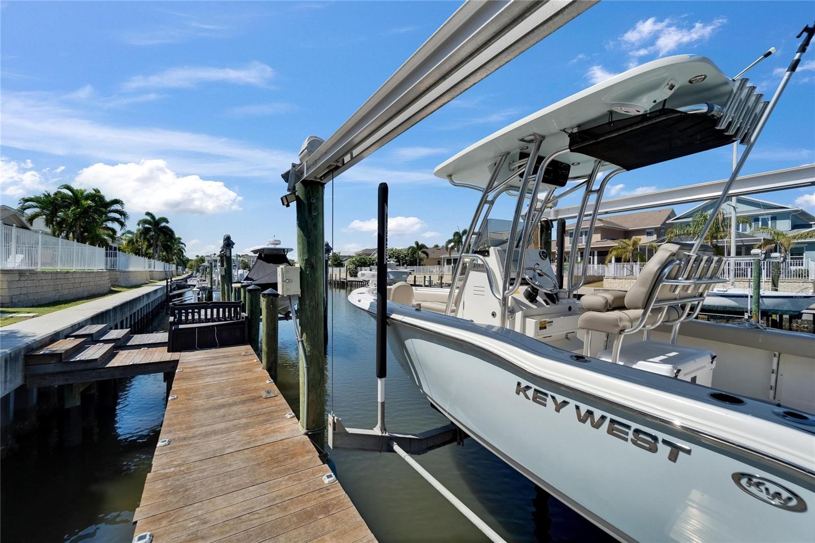 Listing photo id 0 for 426 Islebay Drive