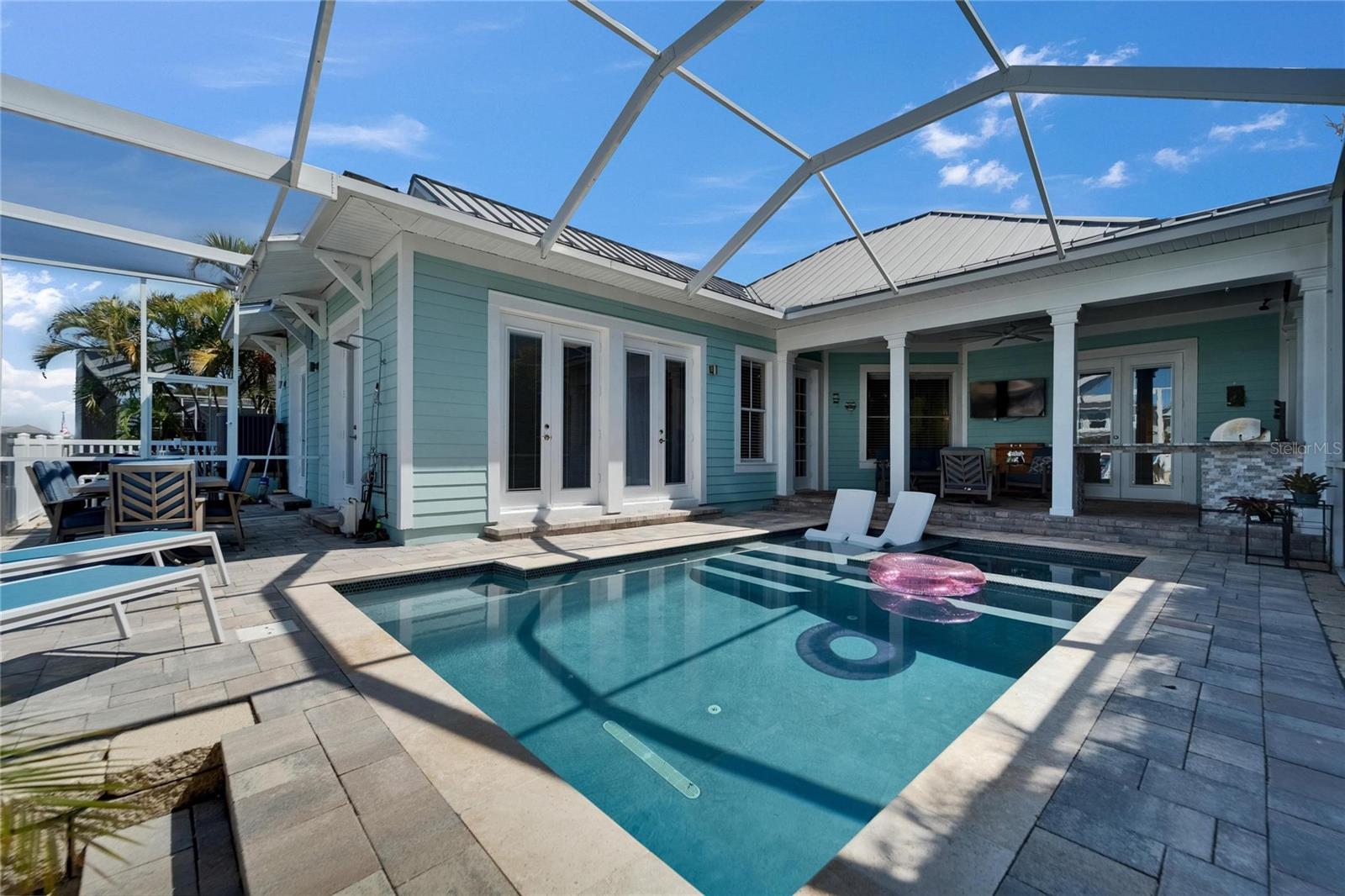 Listing photo id 1 for 426 Islebay Drive