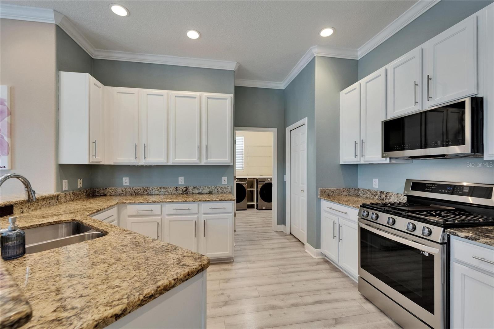 Listing photo id 4 for 426 Islebay Drive
