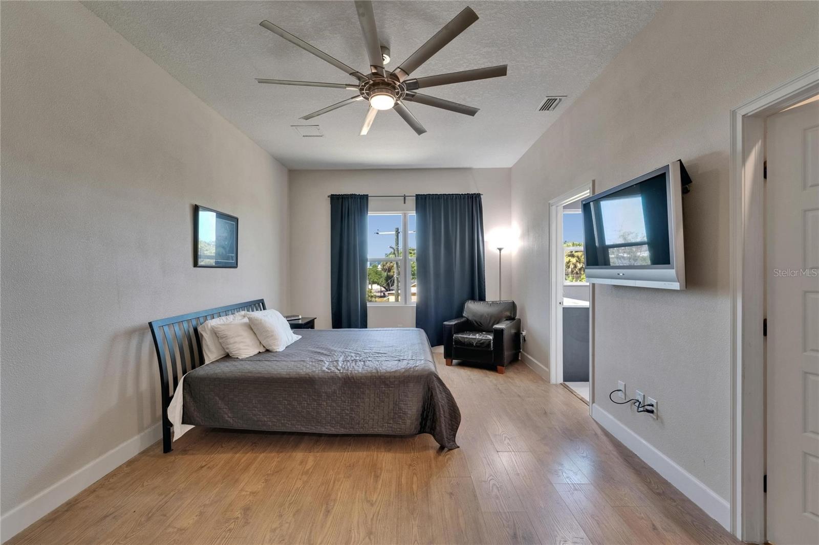 Image 23 of 41 For 718 22nd Street