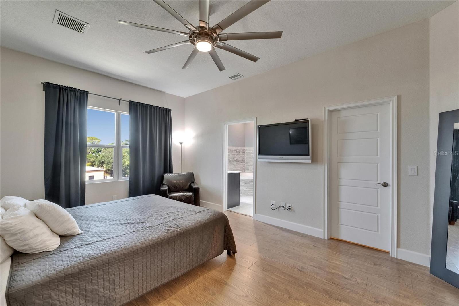 Image 24 of 41 For 718 22nd Street
