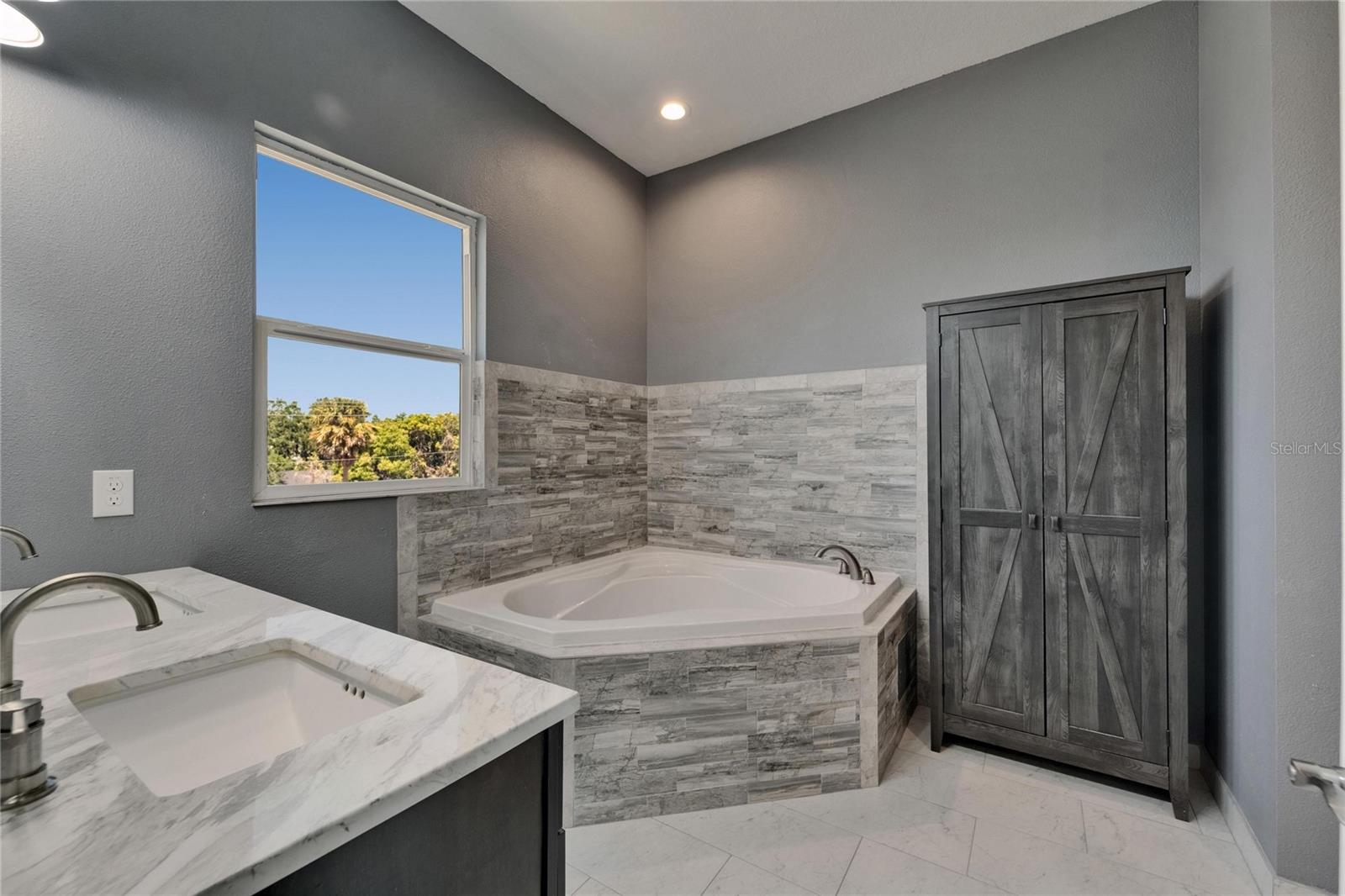 Image 26 of 41 For 718 22nd Street