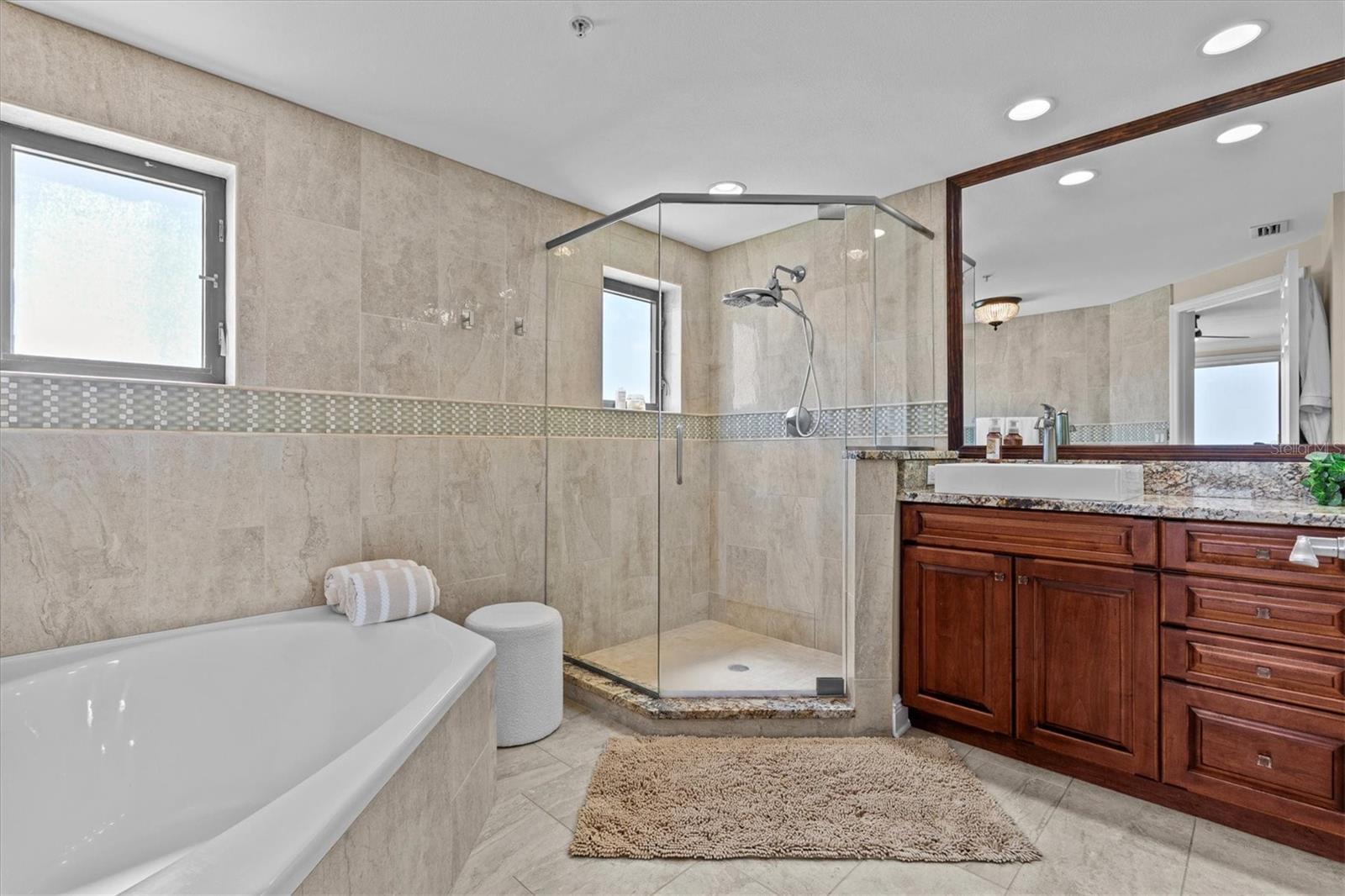Image 10 of 52 For 670 Island Way 802