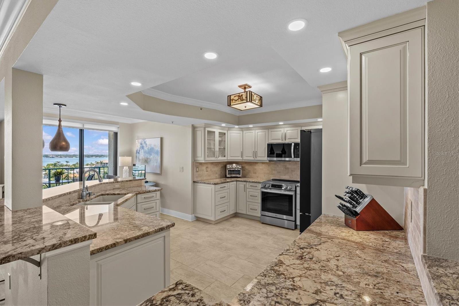 Image 15 of 52 For 670 Island Way 802