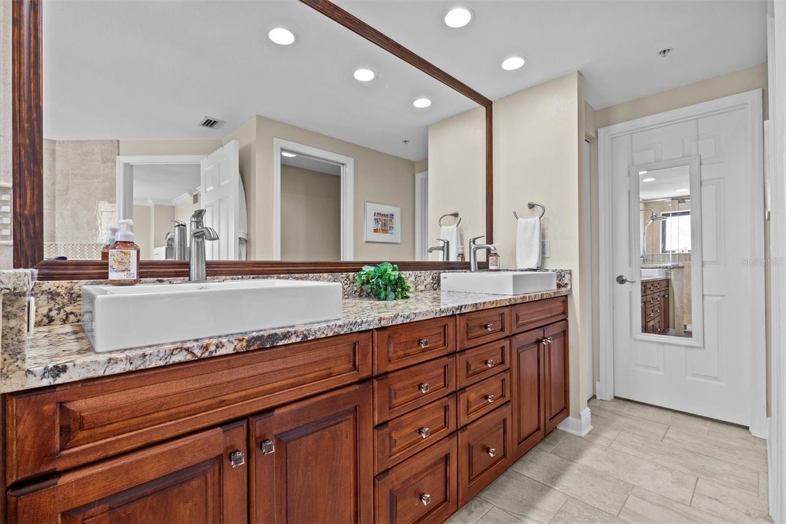 Image 40 of 52 For 670 Island Way 802