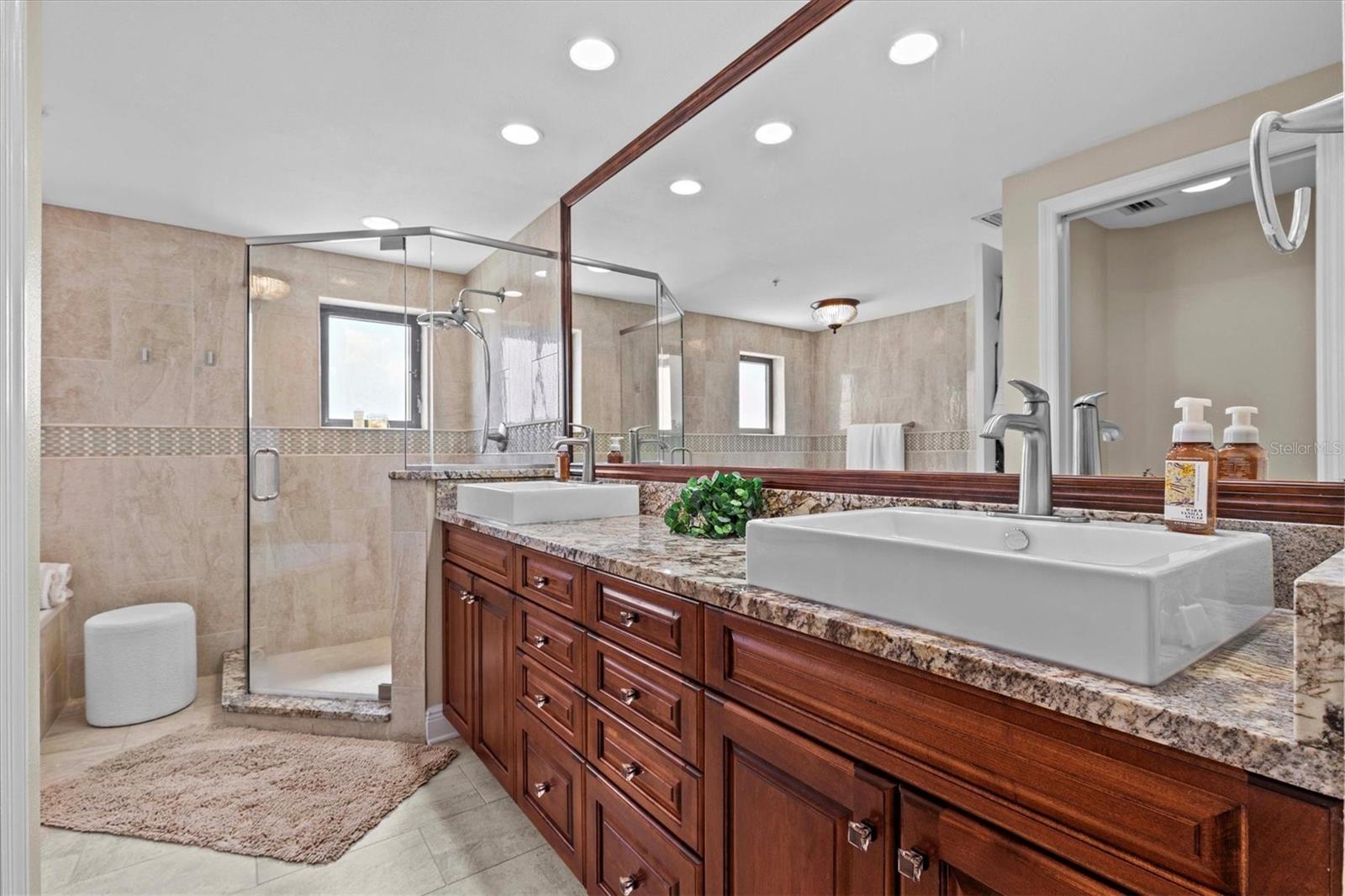 Image 41 of 52 For 670 Island Way 802