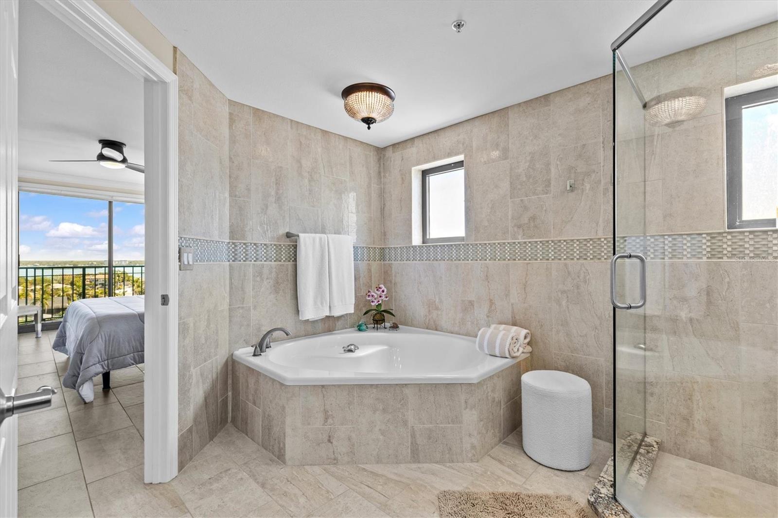 Image 42 of 52 For 670 Island Way 802