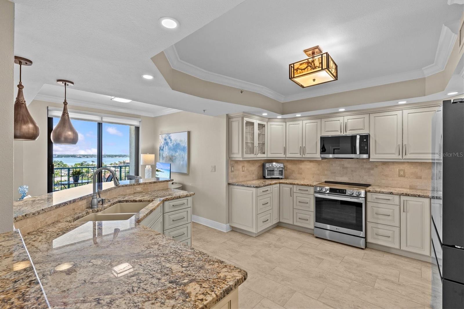 Image 5 of 52 For 670 Island Way 802