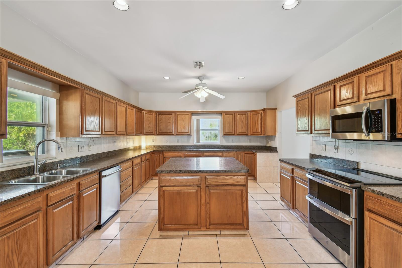 Listing photo id 13 for 284 Peninsula Avenue