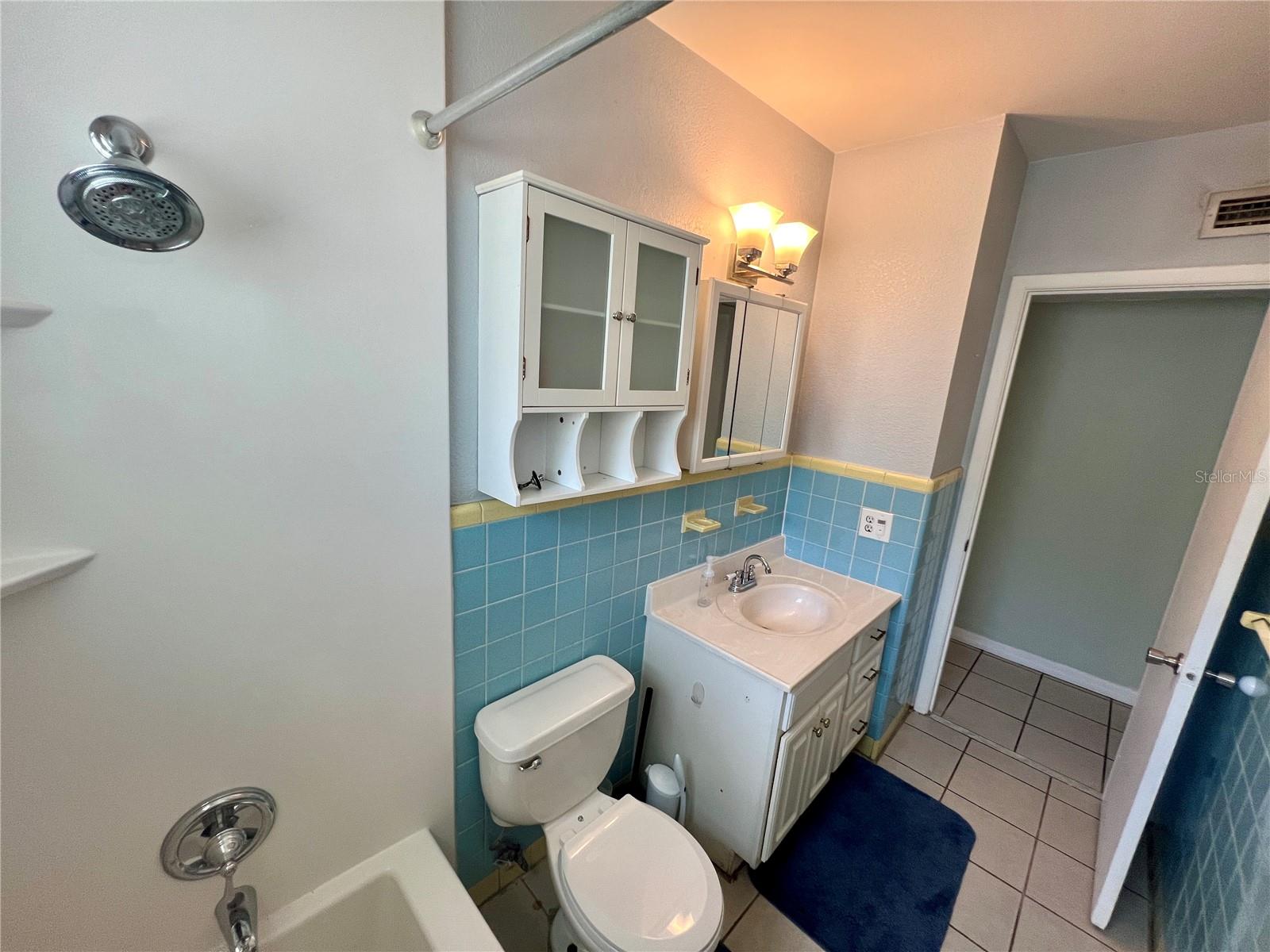 Image 15 of 24 For 2026 Burlington Avenue N