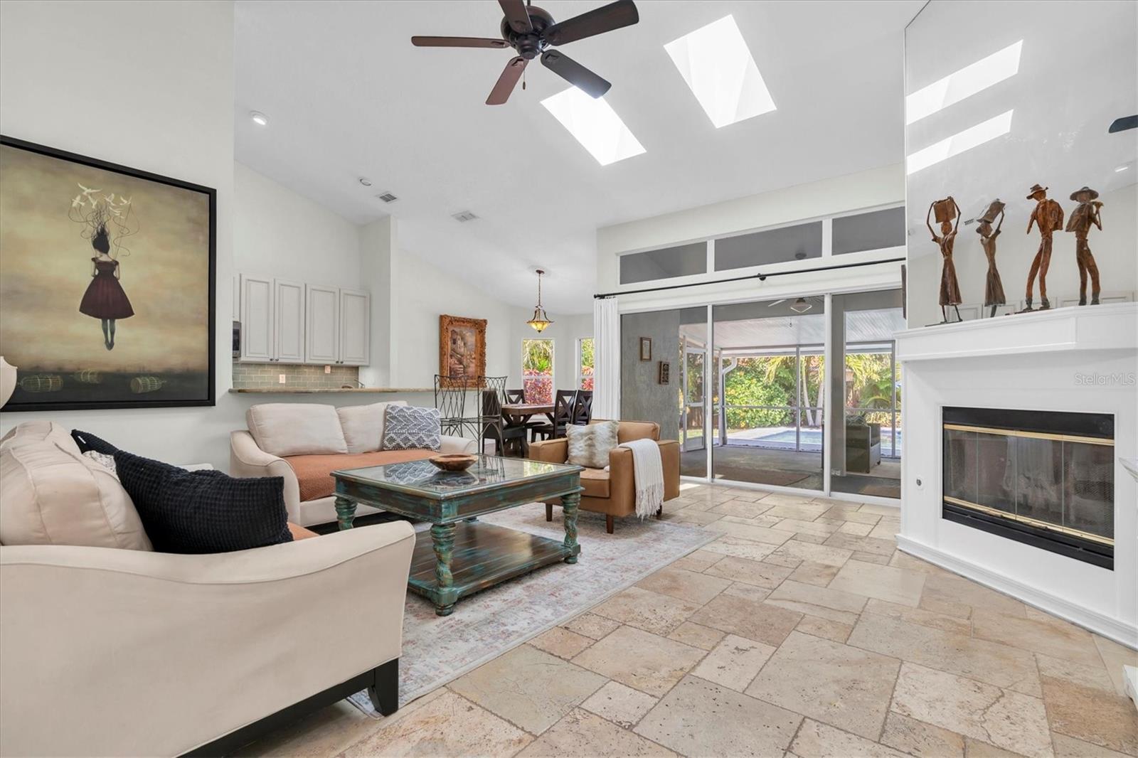 Image 4 of 47 For 865 Live Oak Terrace Ne