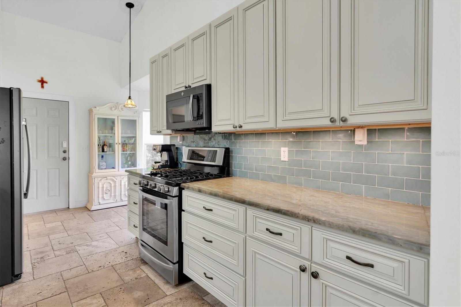 Image 8 of 47 For 865 Live Oak Terrace Ne
