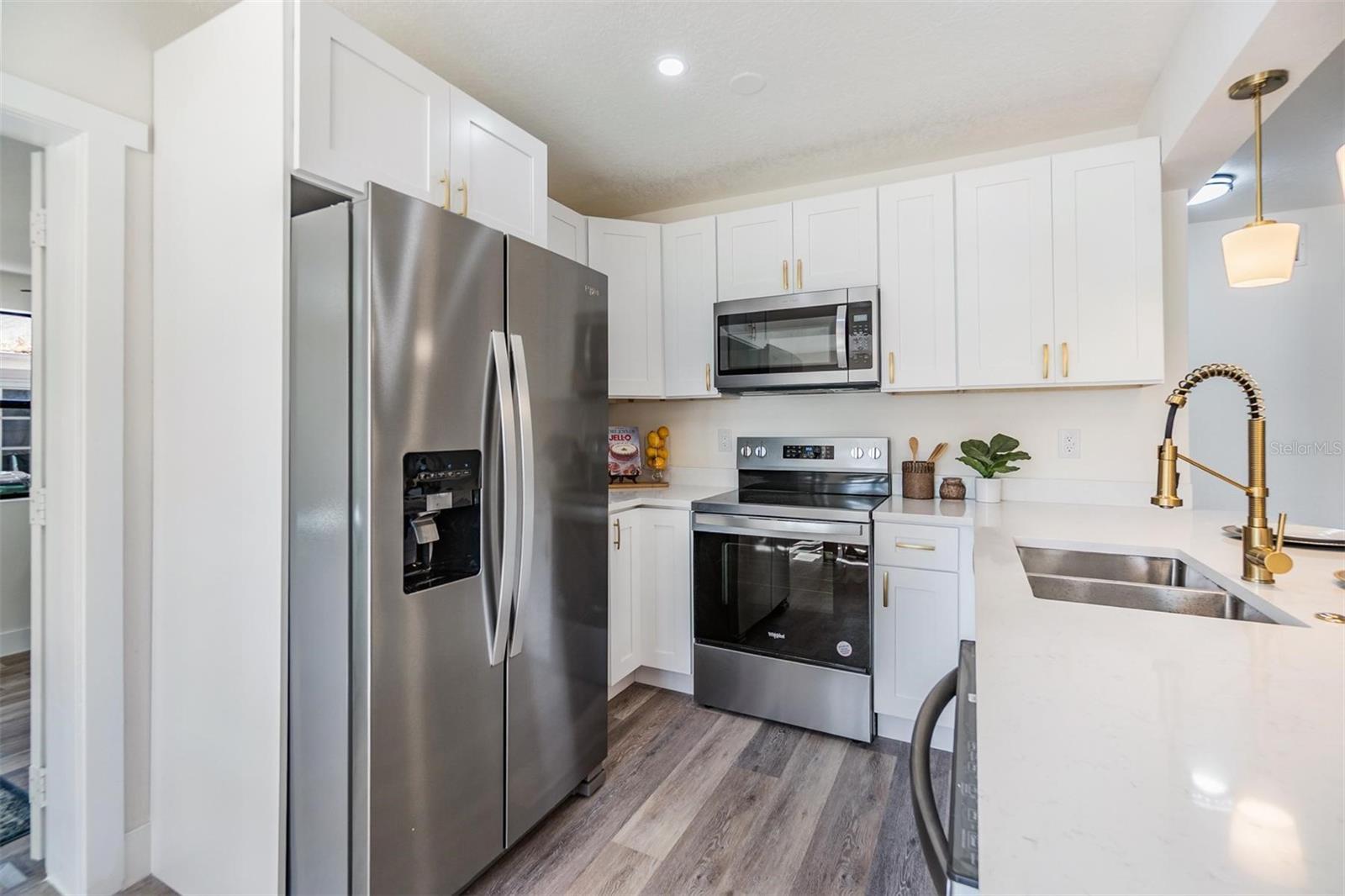 Listing photo id 11 for 120 12th Avenue N