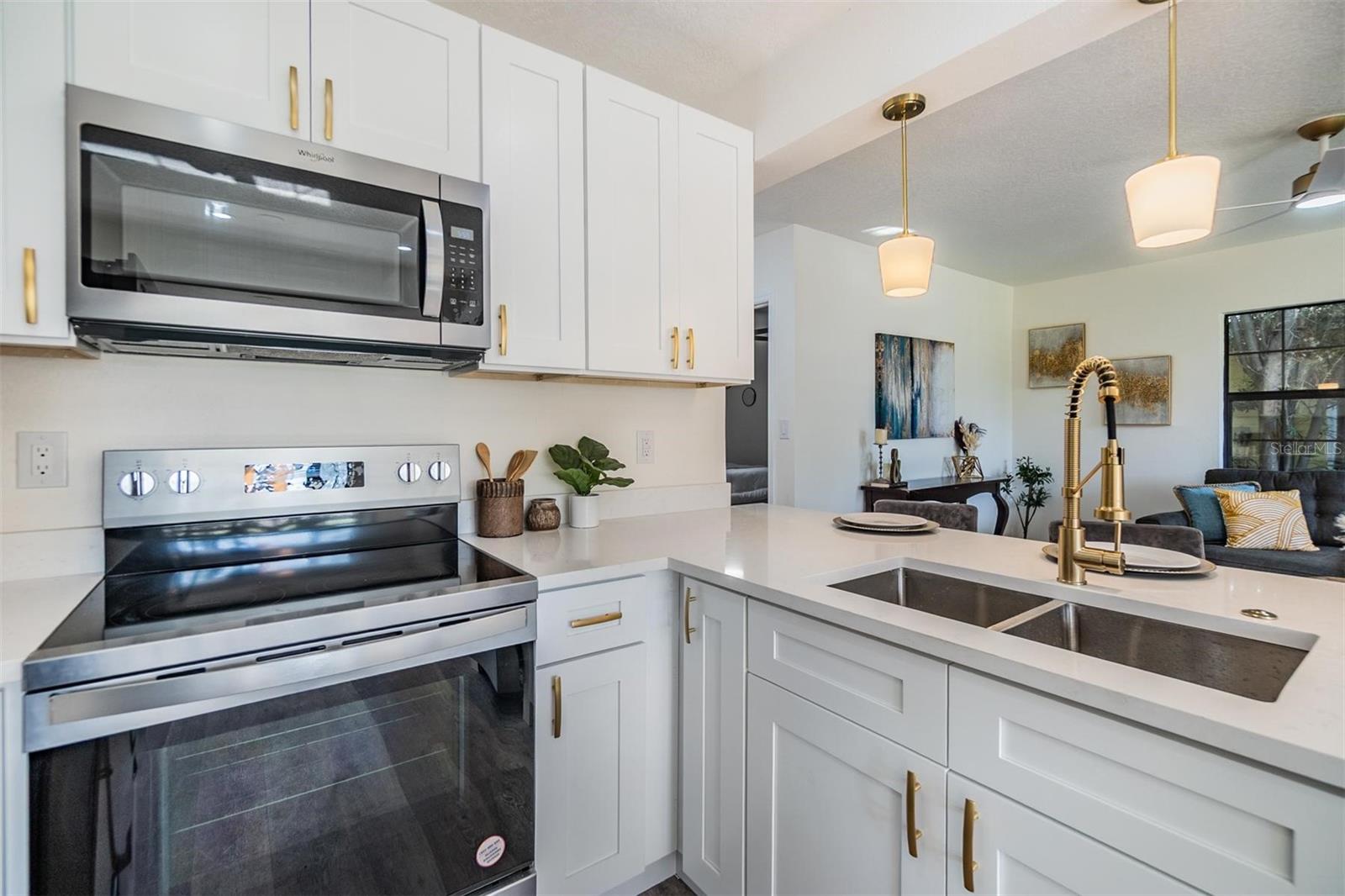 Listing photo id 12 for 120 12th Avenue N