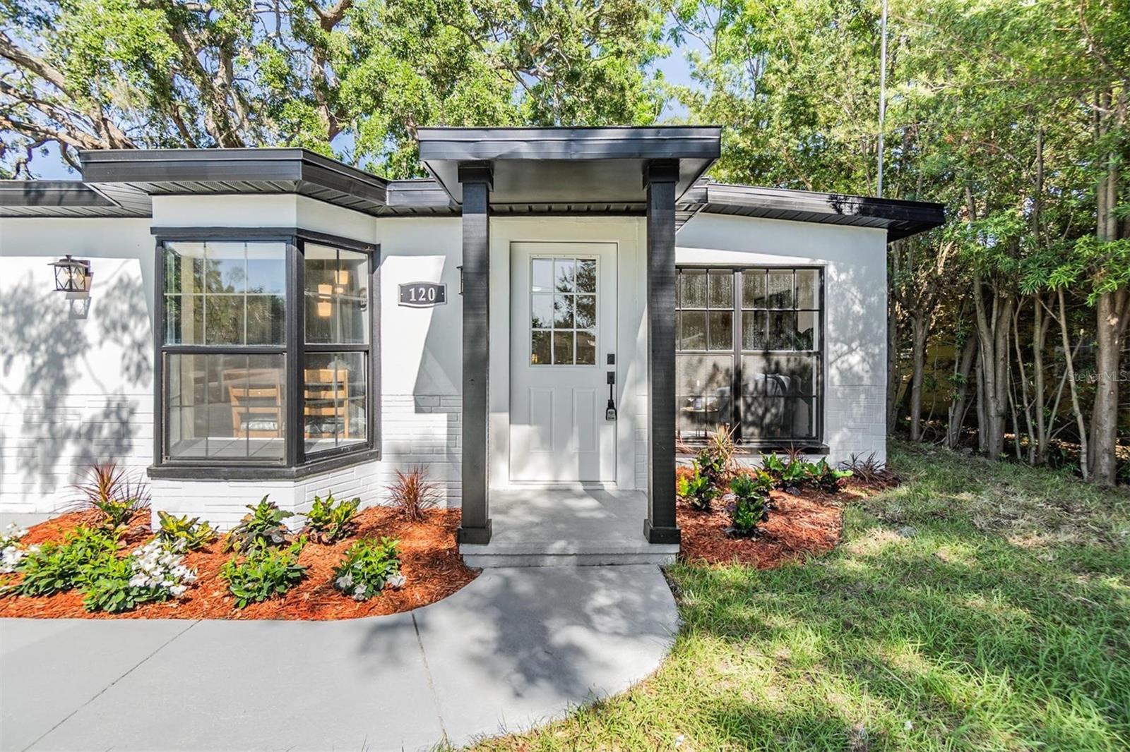 Listing photo id 2 for 120 12th Avenue N