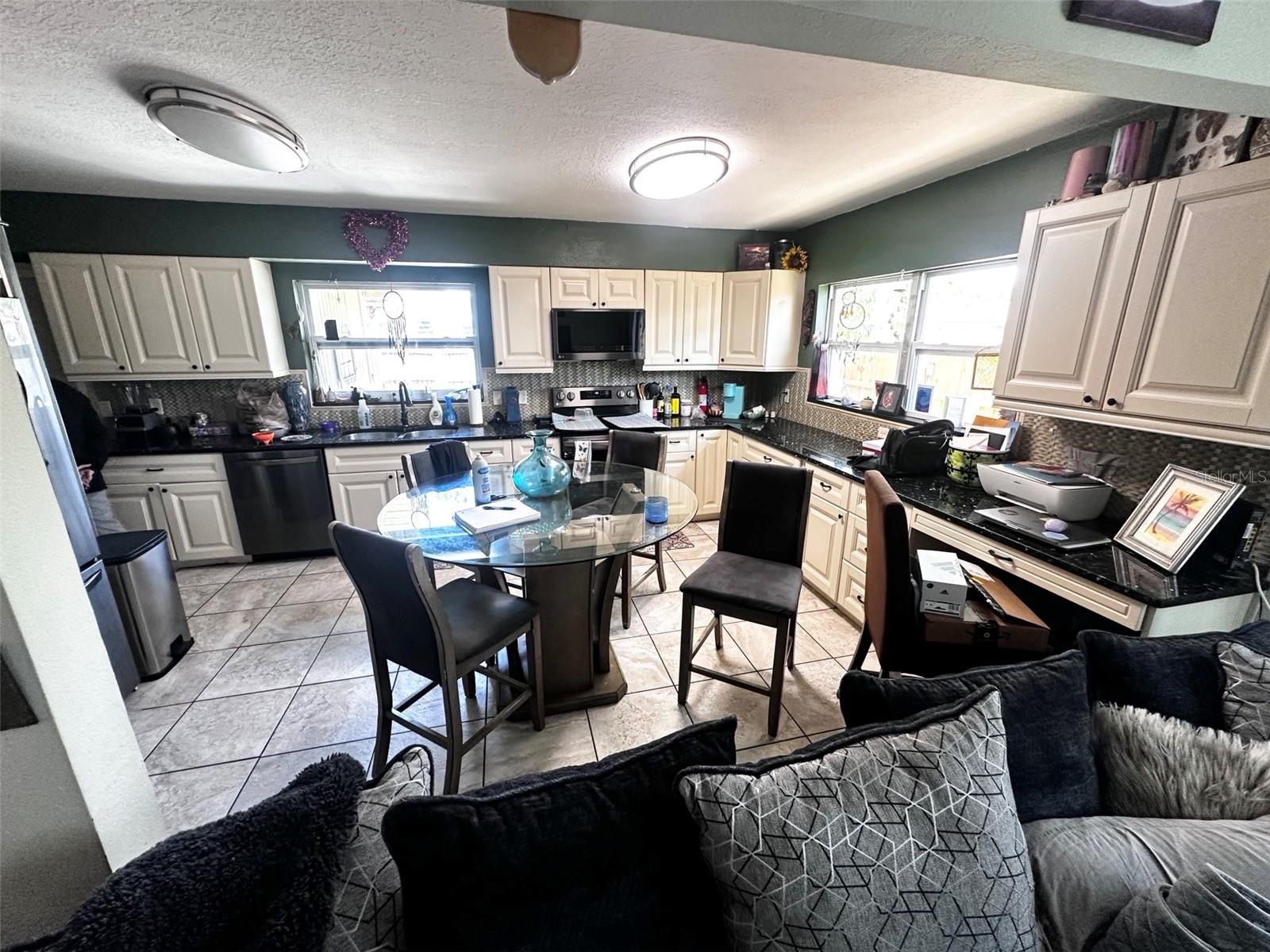 Listing photo id 0 for 807 Virginia Avenue