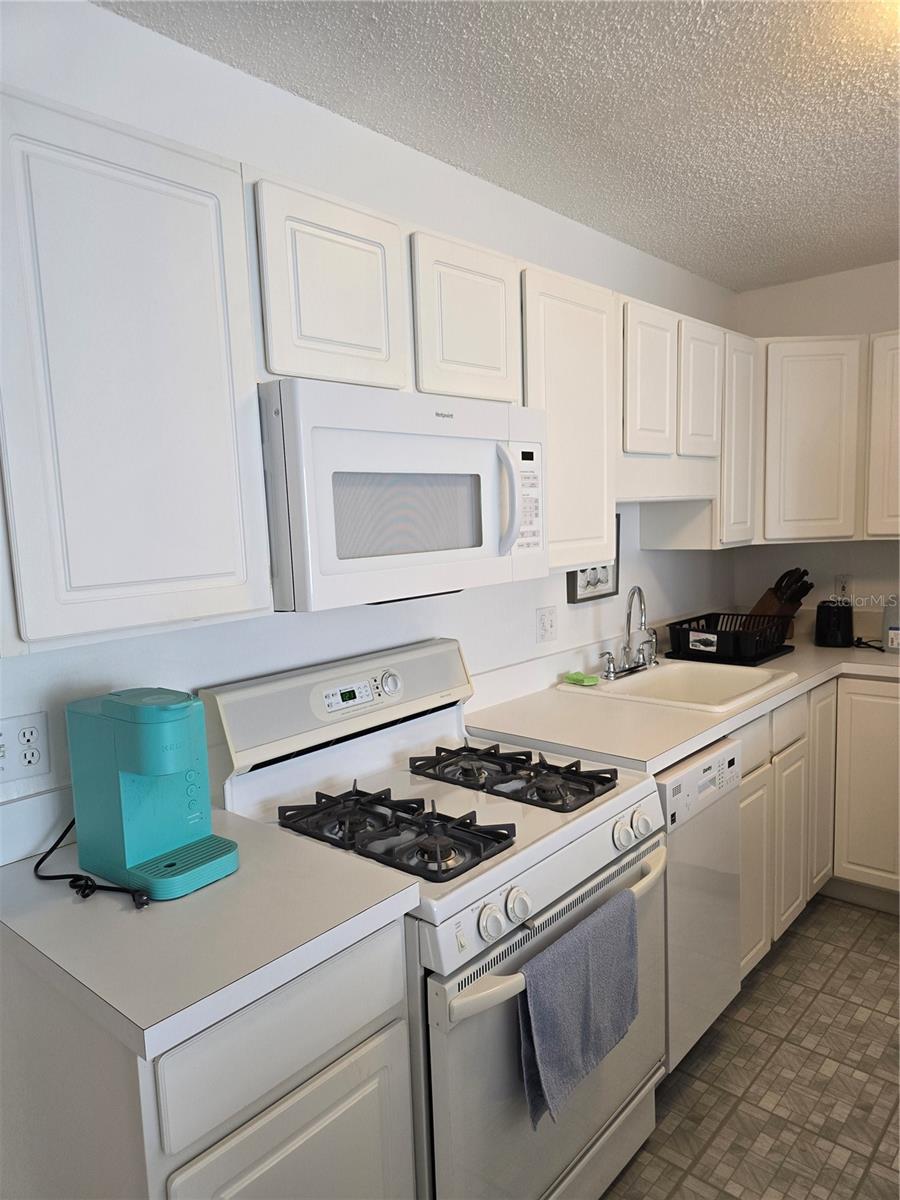 Listing photo id 14 for 5623 80th Street N 306