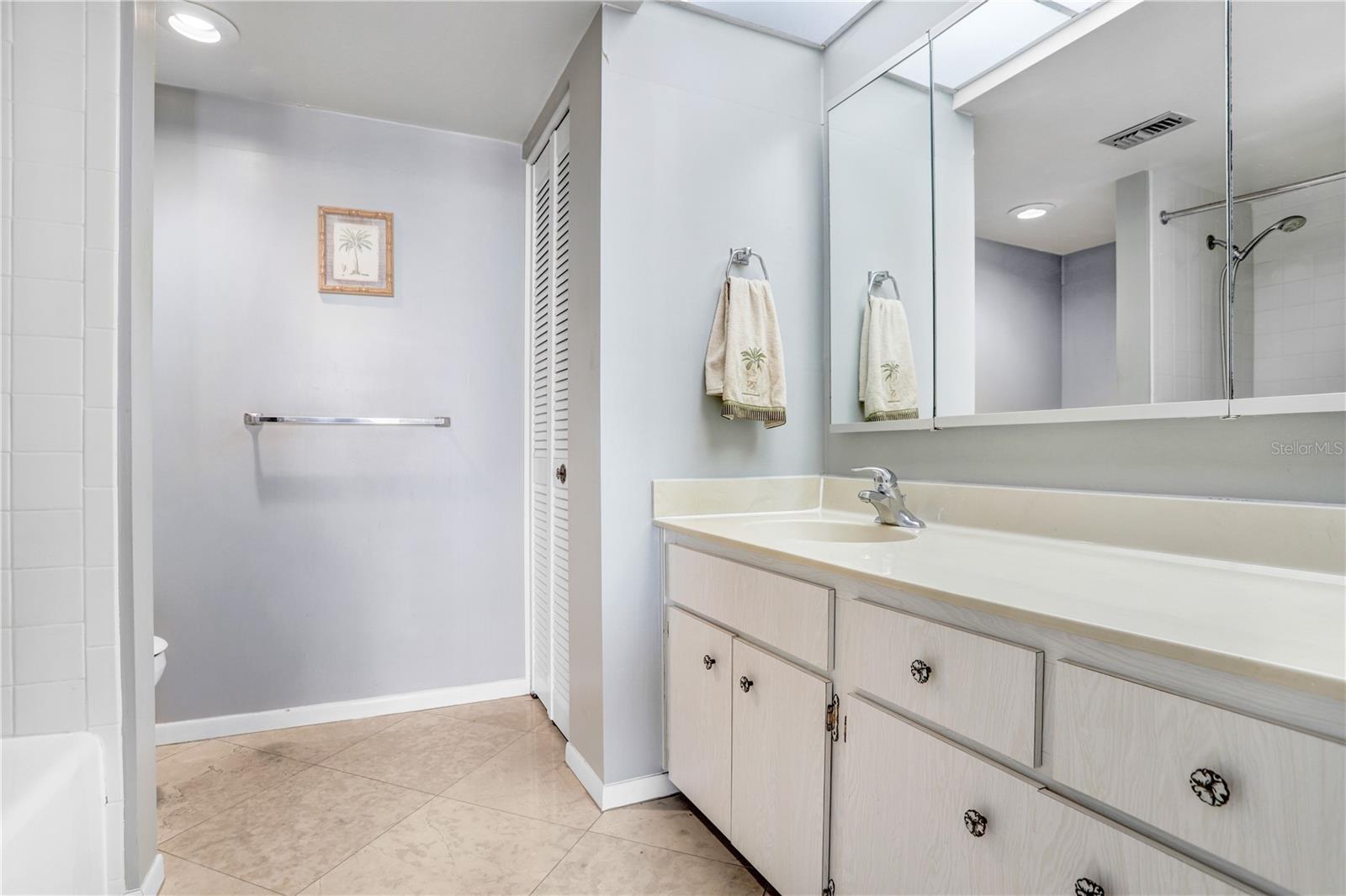 Image 16 of 34 For 1460 Gulf Boulevard 906