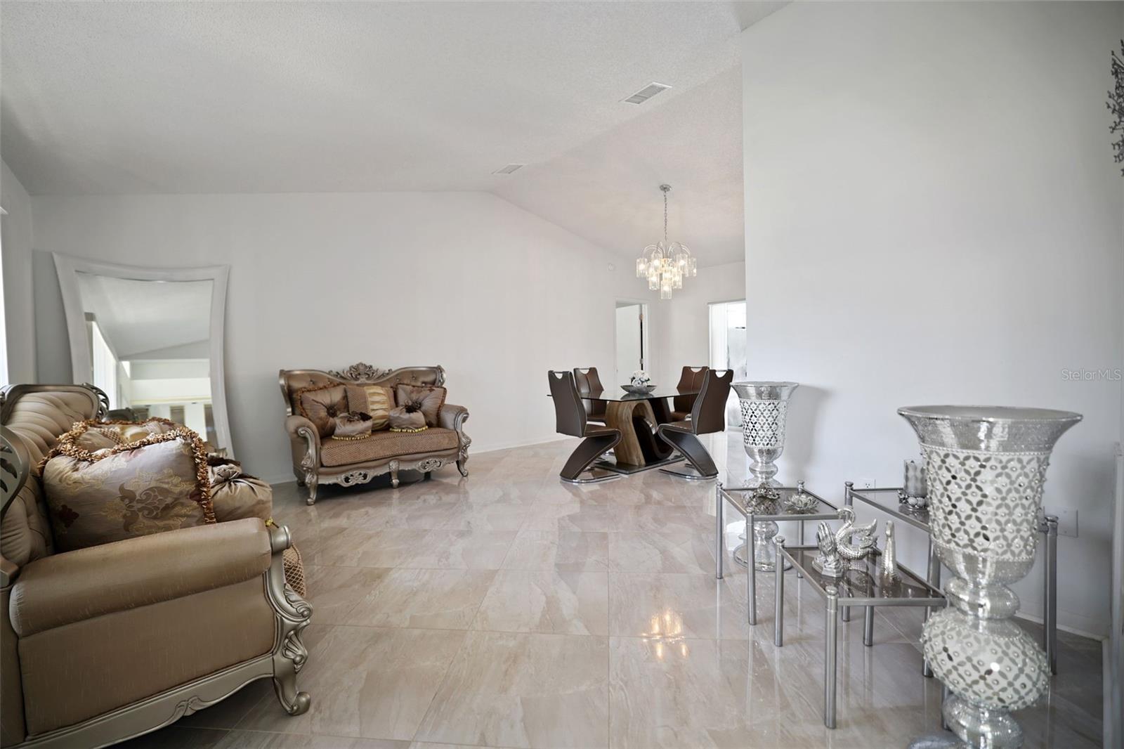 Image 5 of 46 For 13528 Woodside Drive