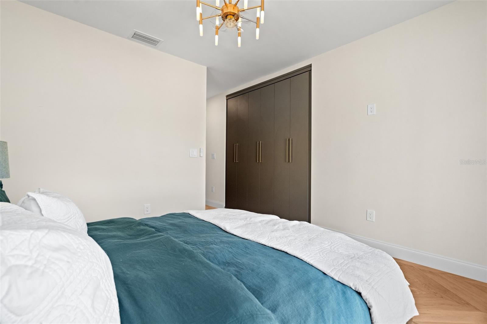 Listing photo id 18 for 422 24th Street N