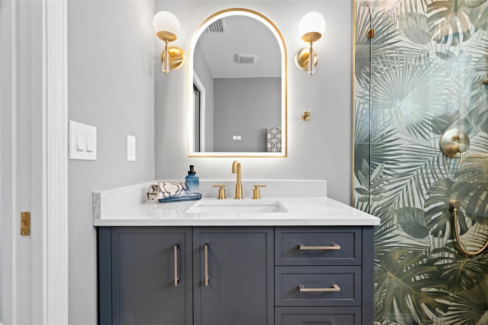 Listing photo id 20 for 422 24th Street N