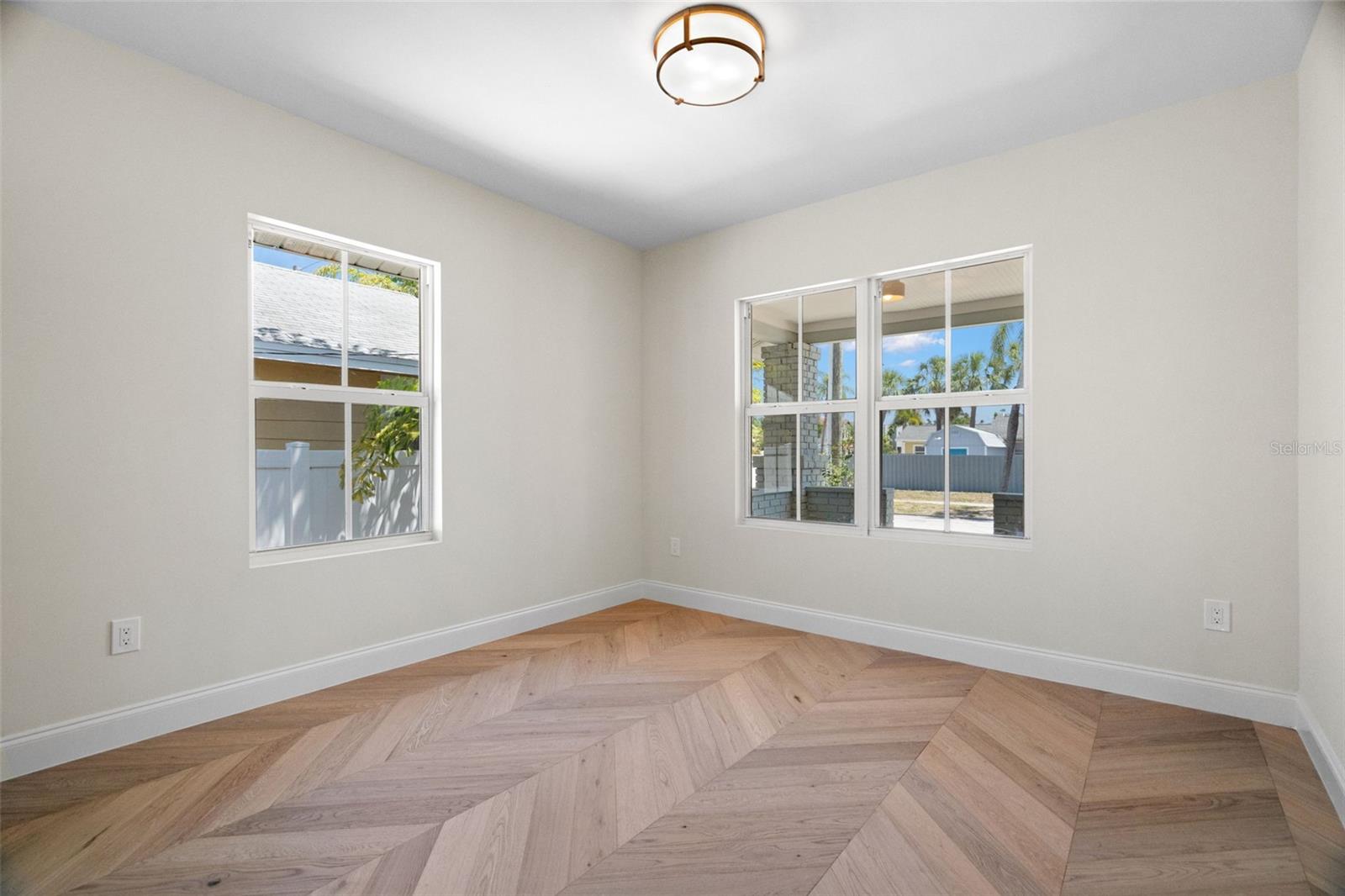 Listing photo id 24 for 422 24th Street N