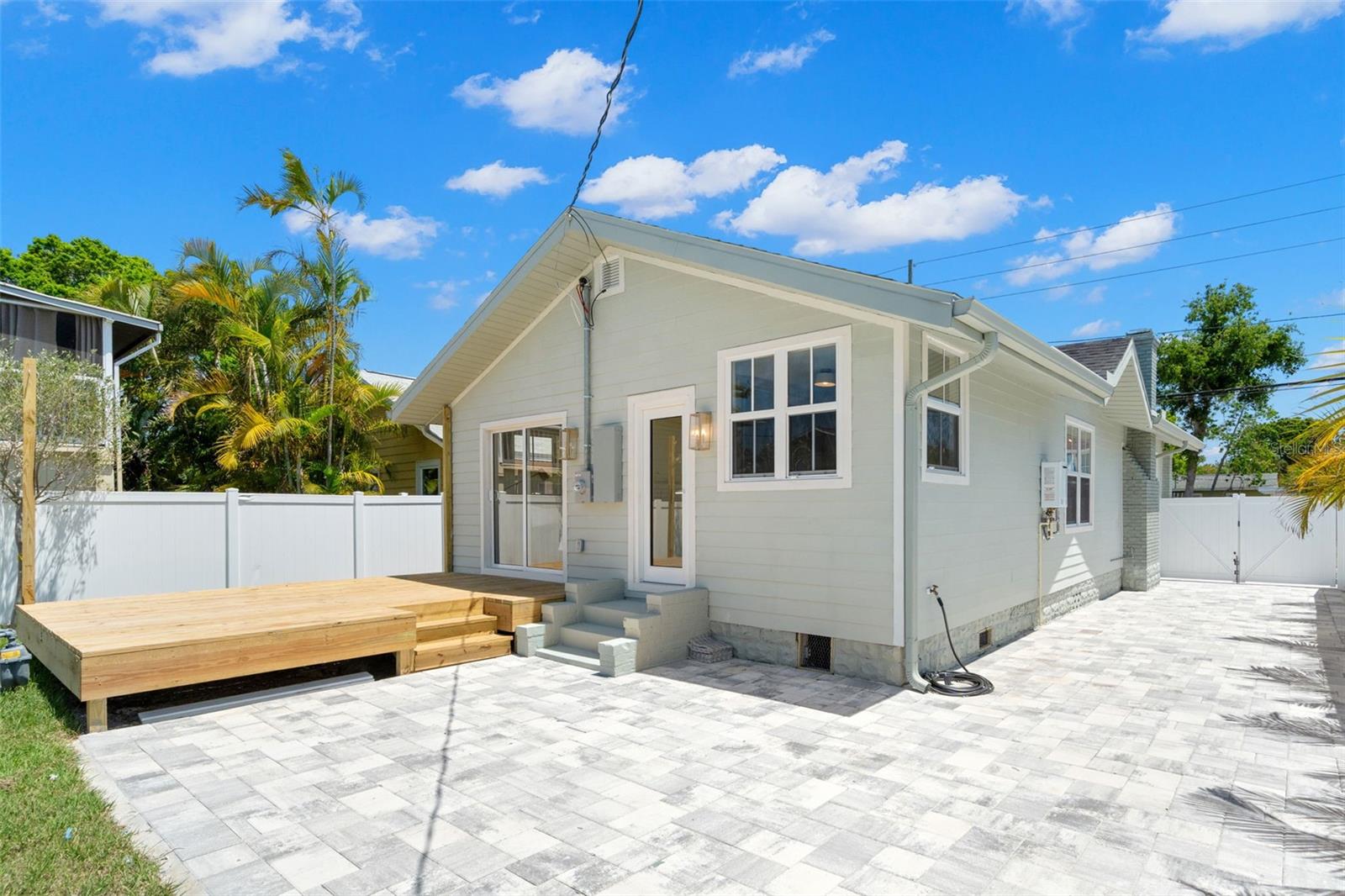 Listing photo id 26 for 422 24th Street N