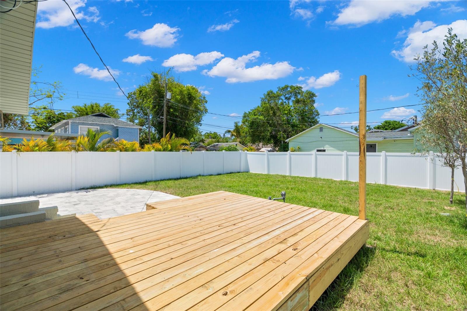 Listing photo id 27 for 422 24th Street N