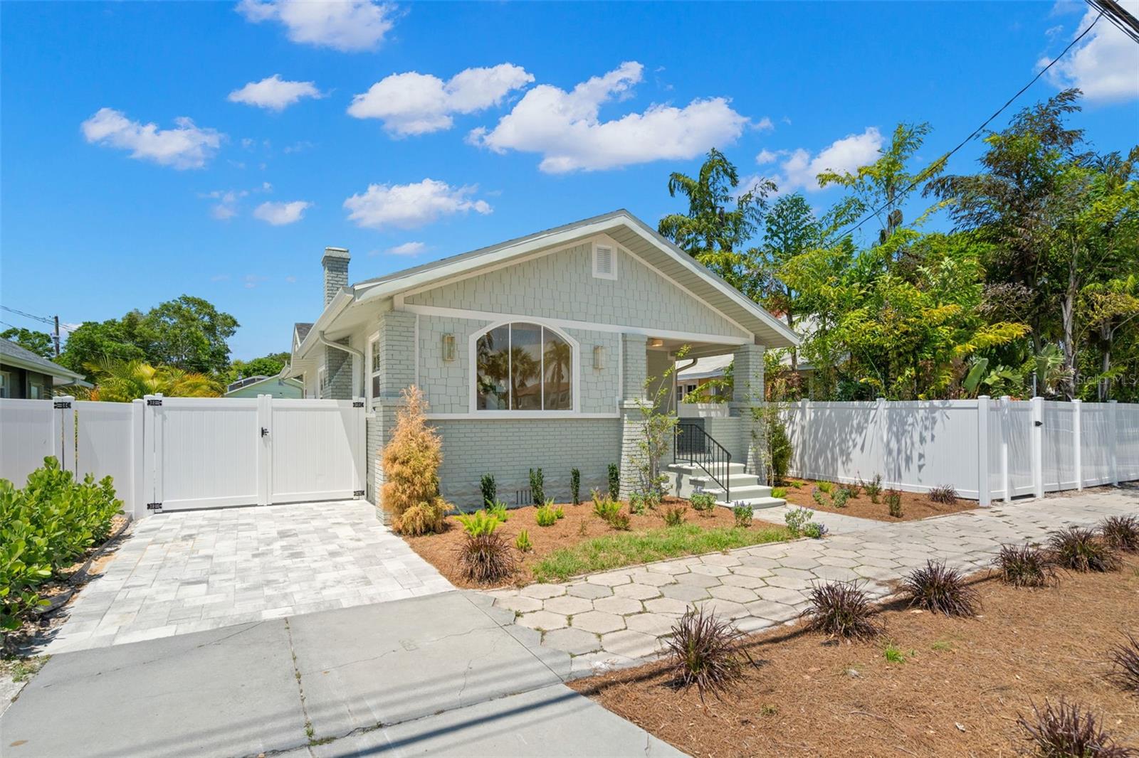 Listing photo id 28 for 422 24th Street N