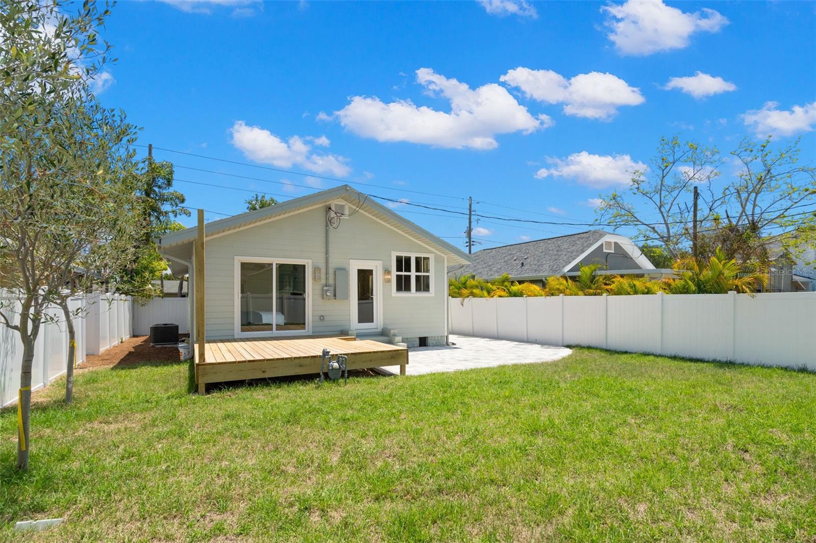 Listing photo id 2 for 422 24th Street N