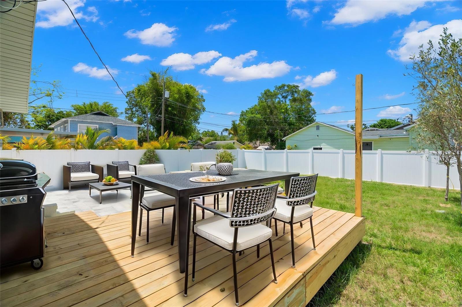 Listing photo id 3 for 422 24th Street N