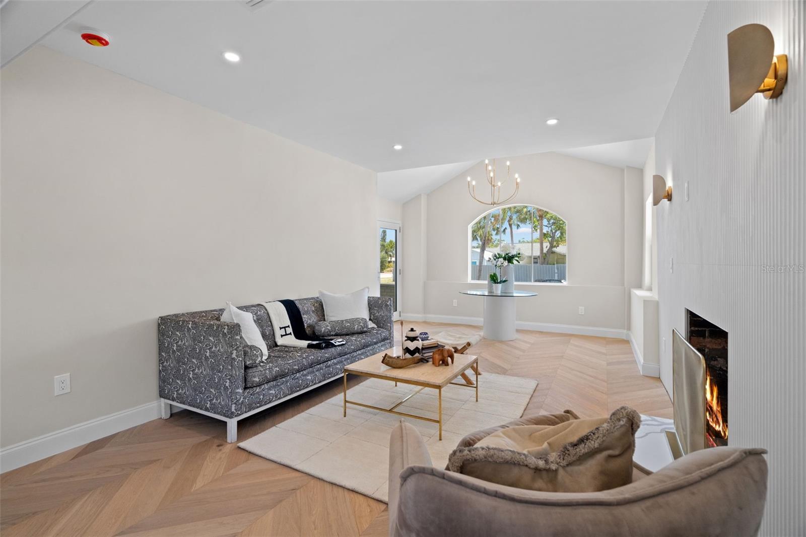 Listing photo id 5 for 422 24th Street N