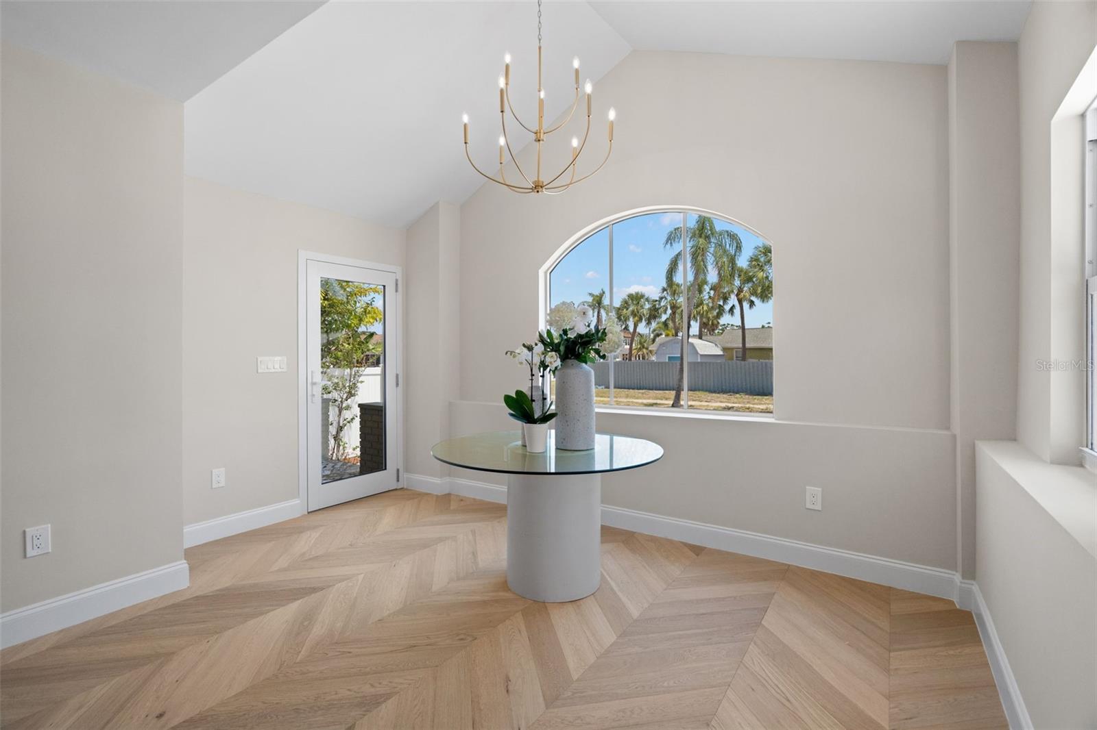 Listing photo id 6 for 422 24th Street N