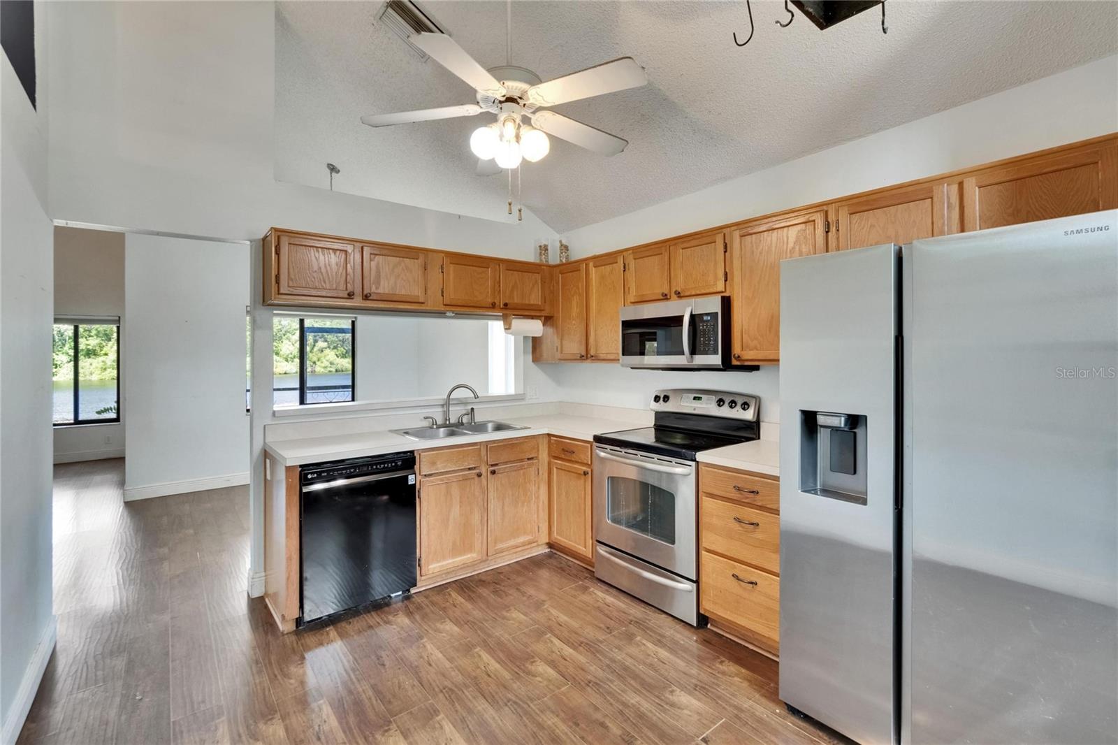 Image 17 of 87 For 4225 Barret Avenue