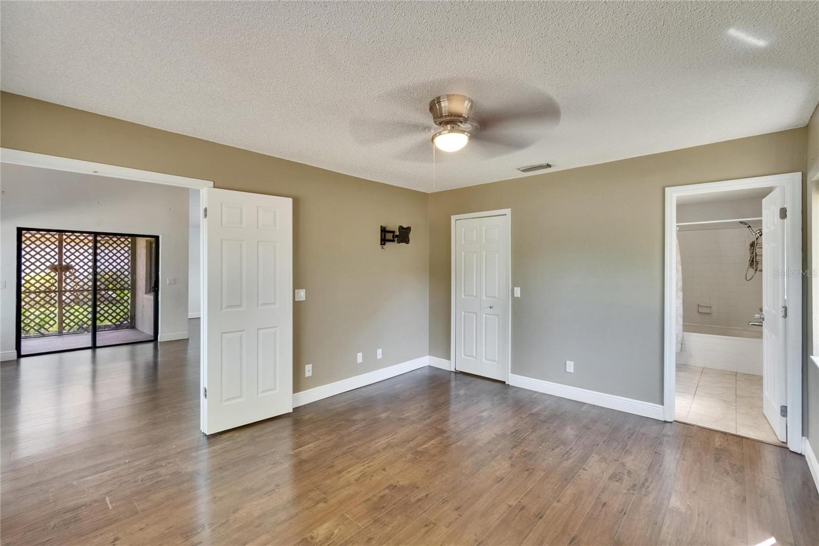 Image 23 of 87 For 4225 Barret Avenue