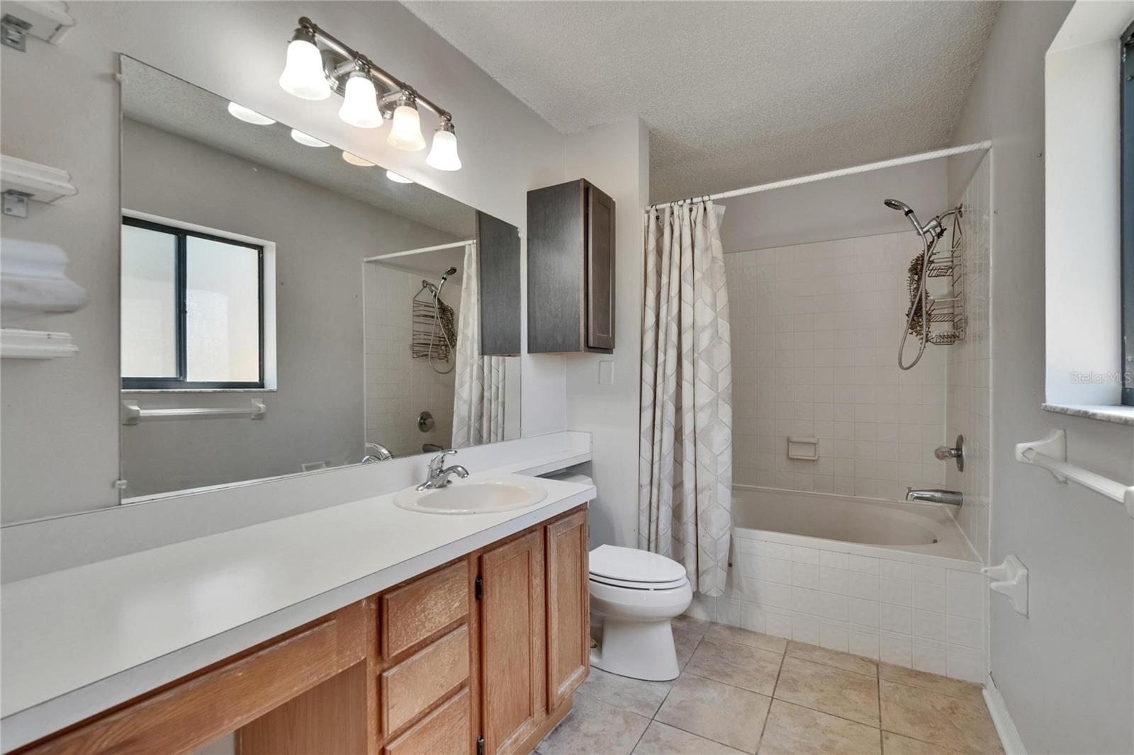 Image 27 of 87 For 4225 Barret Avenue
