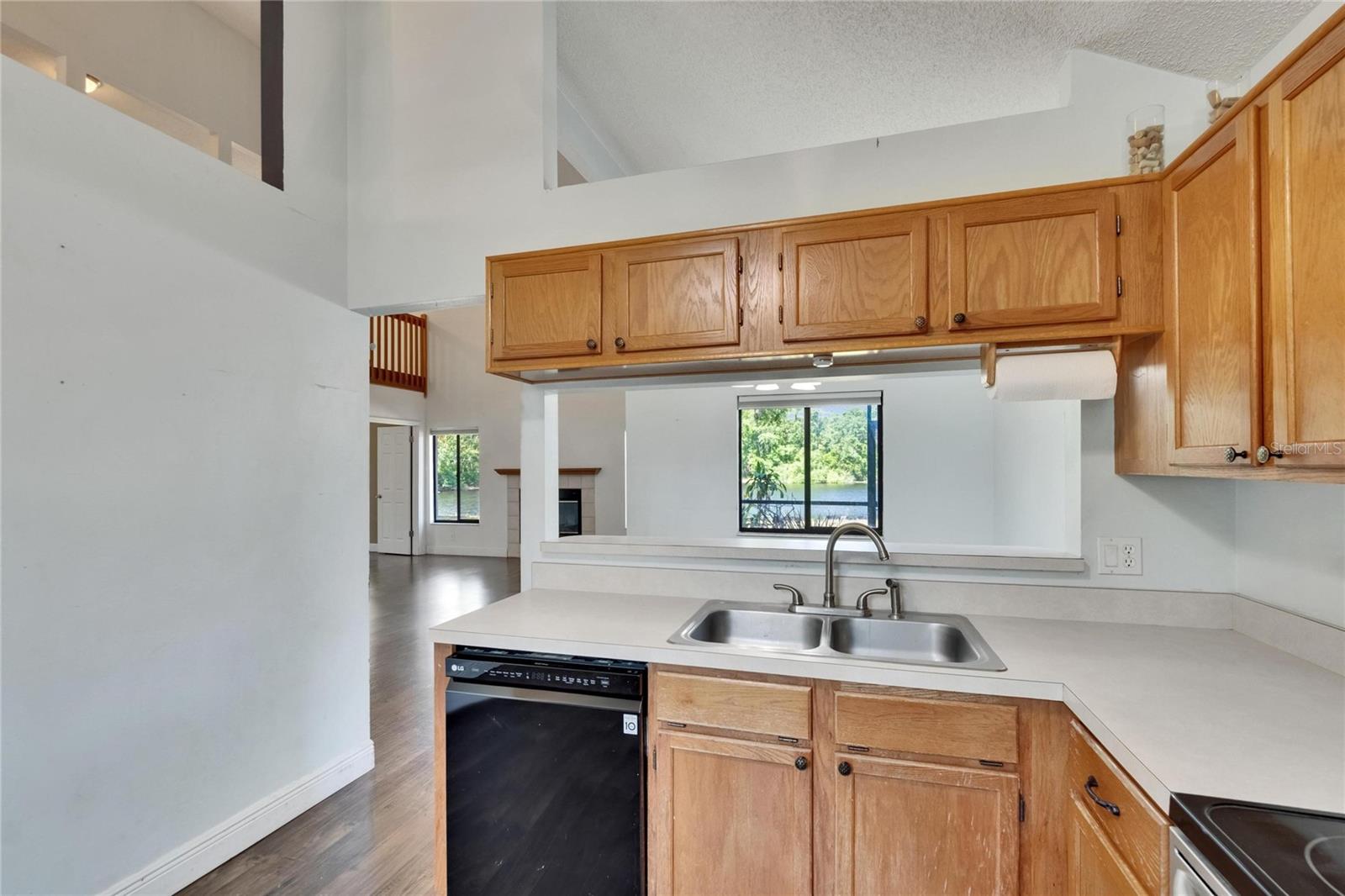Image 48 of 87 For 4225 Barret Avenue
