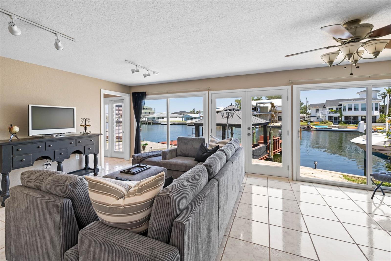 Image 19 of 47 For 3085 Bayfront Circle