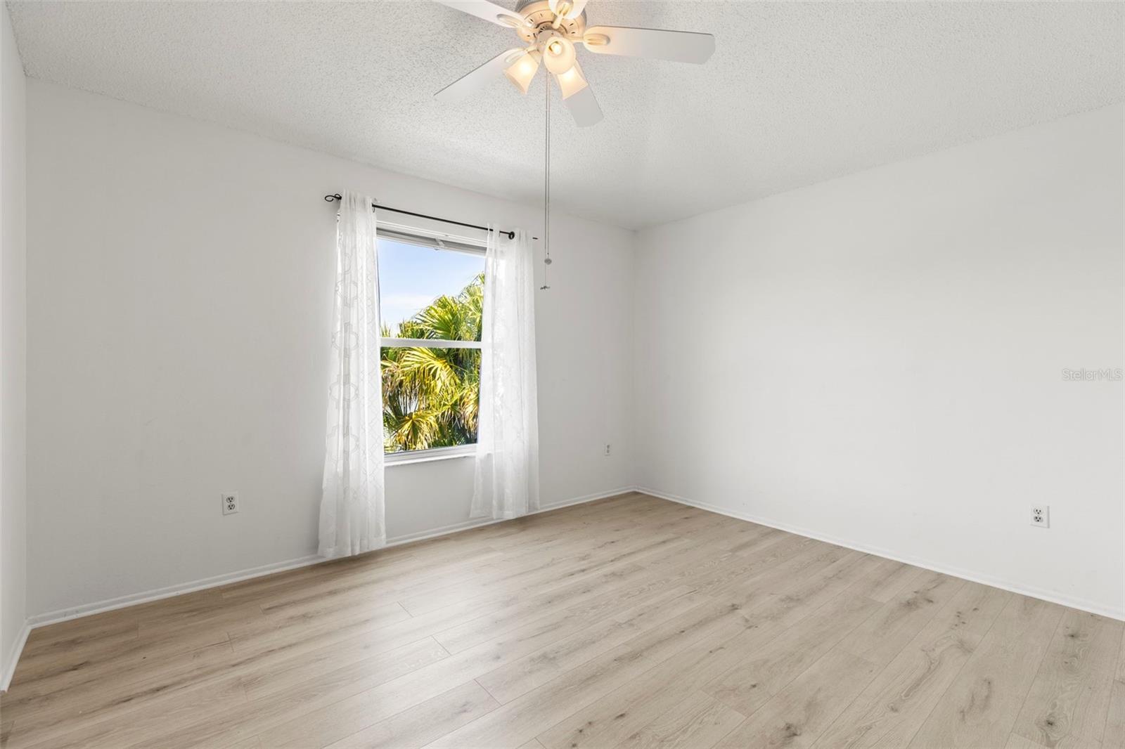Image 32 of 67 For 11503 Whispering Hollow Drive
