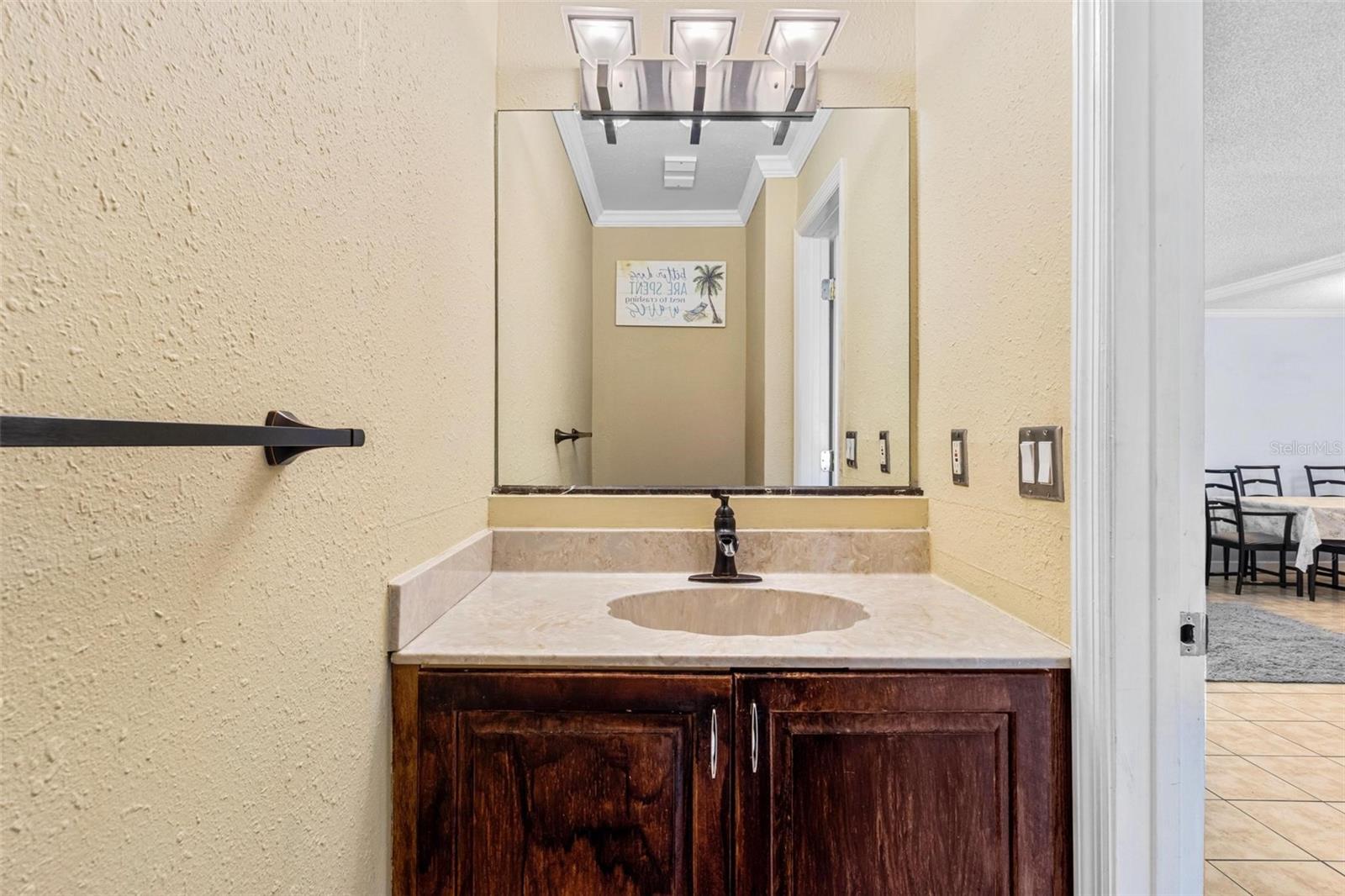 Listing photo id 8 for 1813 Bough Avenue B
