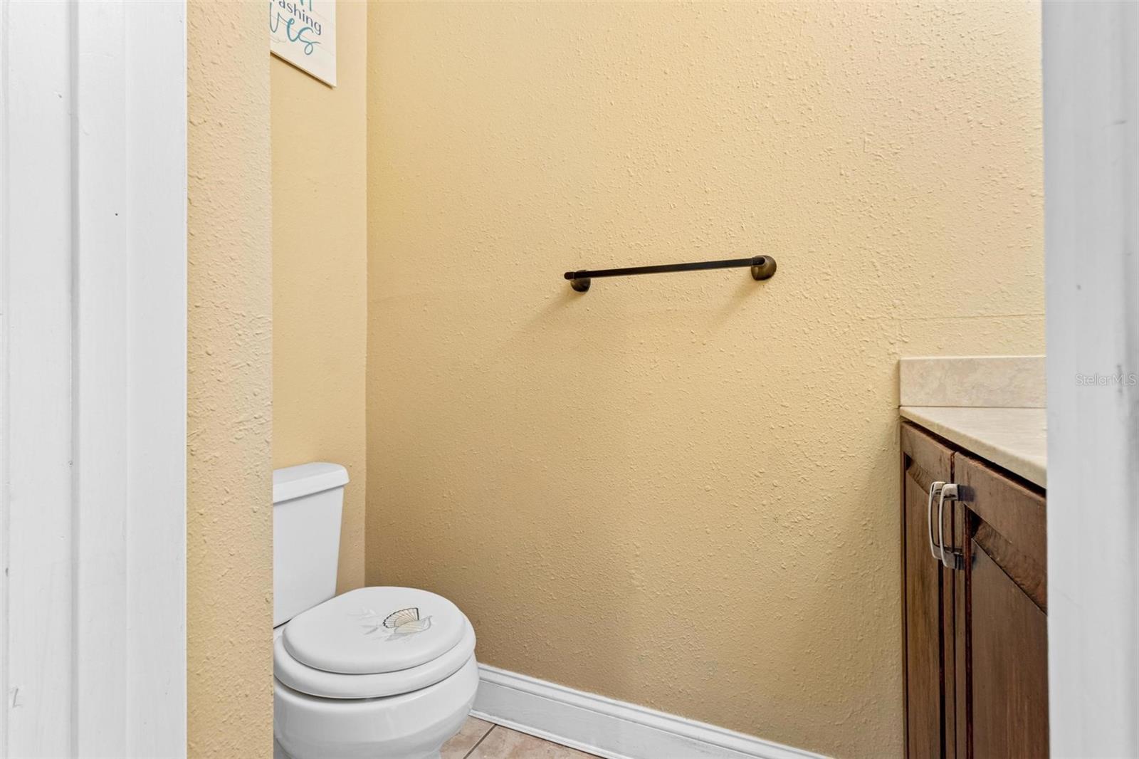 Listing photo id 10 for 1813 Bough Avenue B