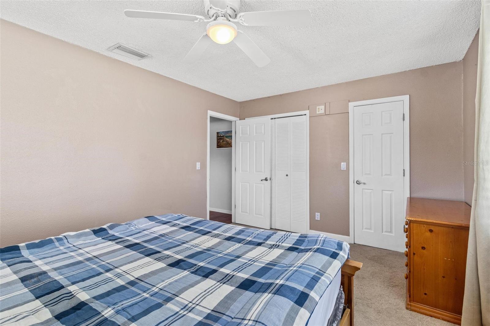 Listing photo id 14 for 1813 Bough Avenue B