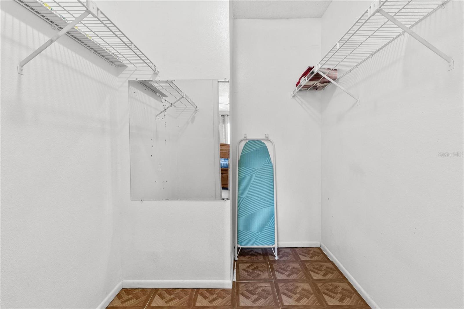 Listing photo id 15 for 1813 Bough Avenue B