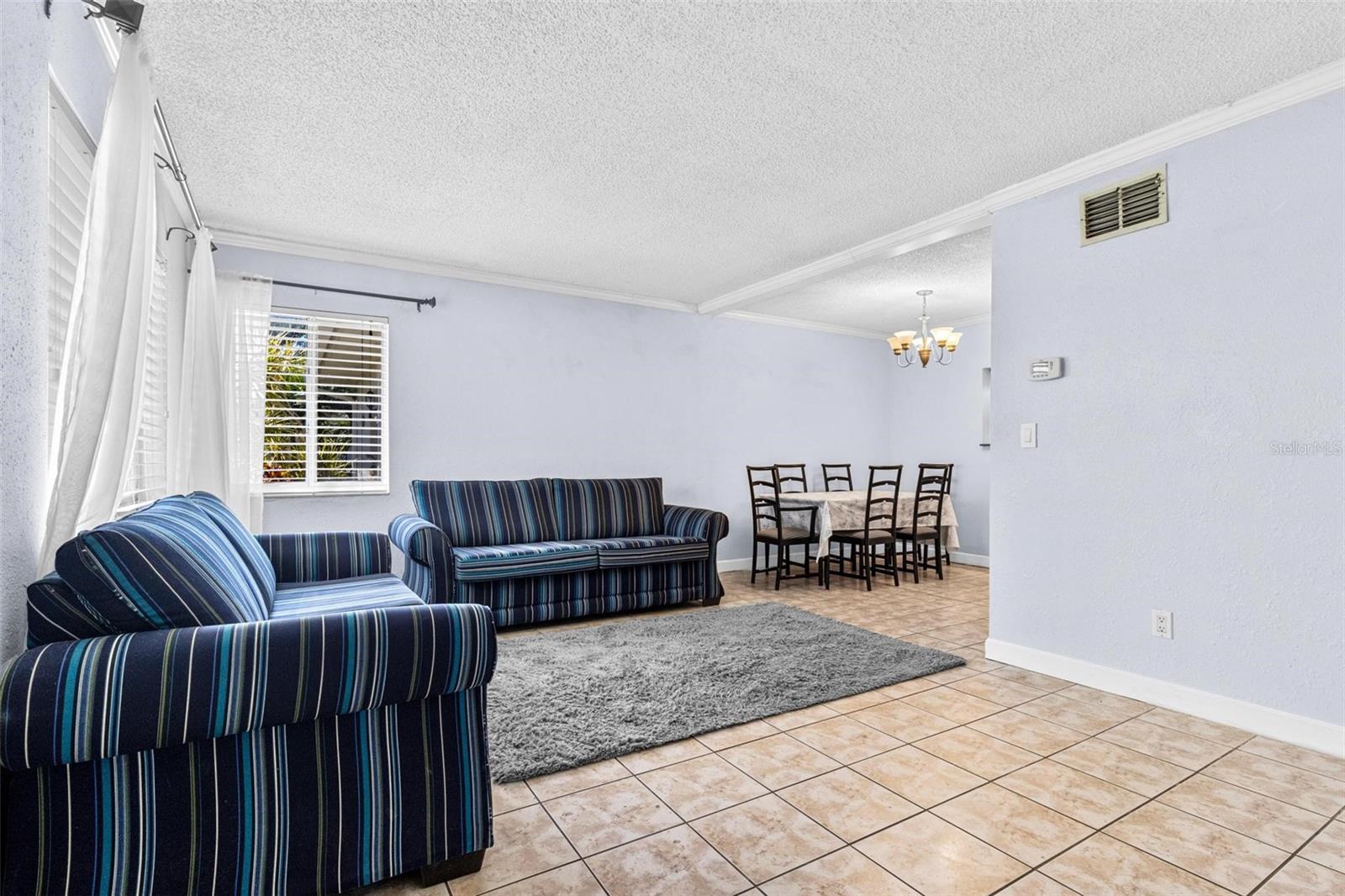 Listing photo id 2 for 1813 Bough Avenue B
