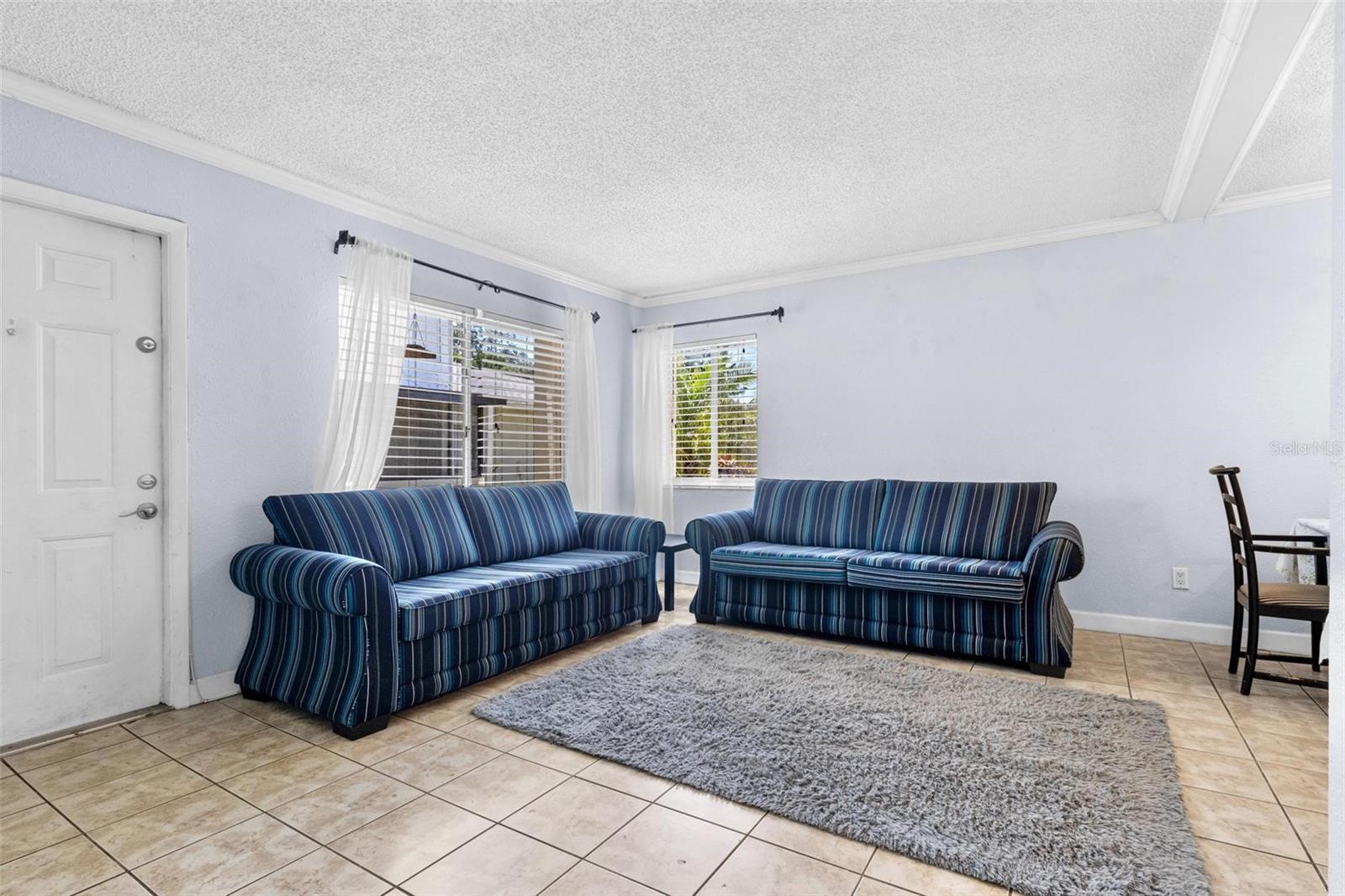 Listing photo id 3 for 1813 Bough Avenue B