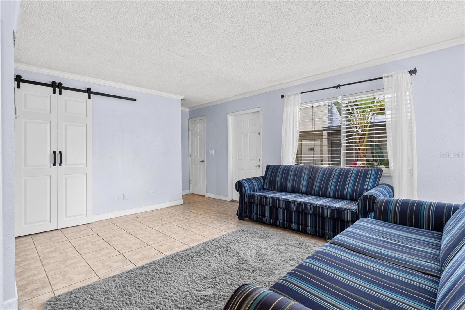 Listing photo id 4 for 1813 Bough Avenue B