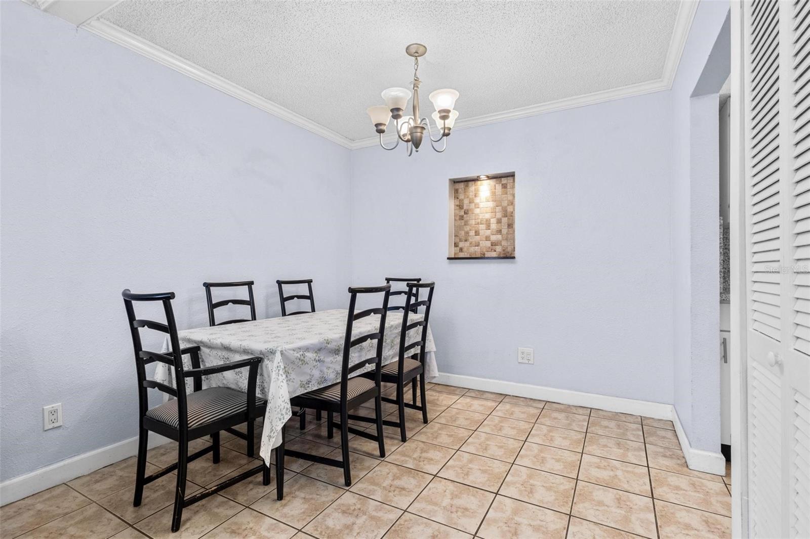 Listing photo id 5 for 1813 Bough Avenue B